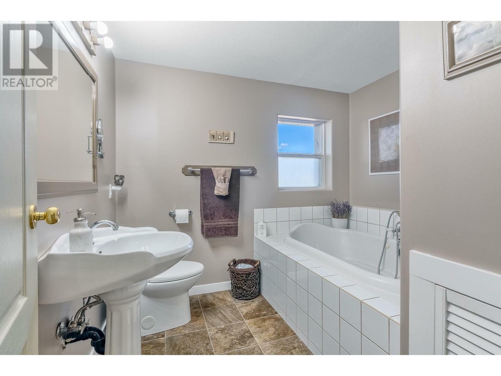 SALMON ARM, British Columbia, V1E 3A4, CA, 4 Bedrooms Bedrooms, ,2 BathroomsBathrooms,Residential,For Sale,1838776