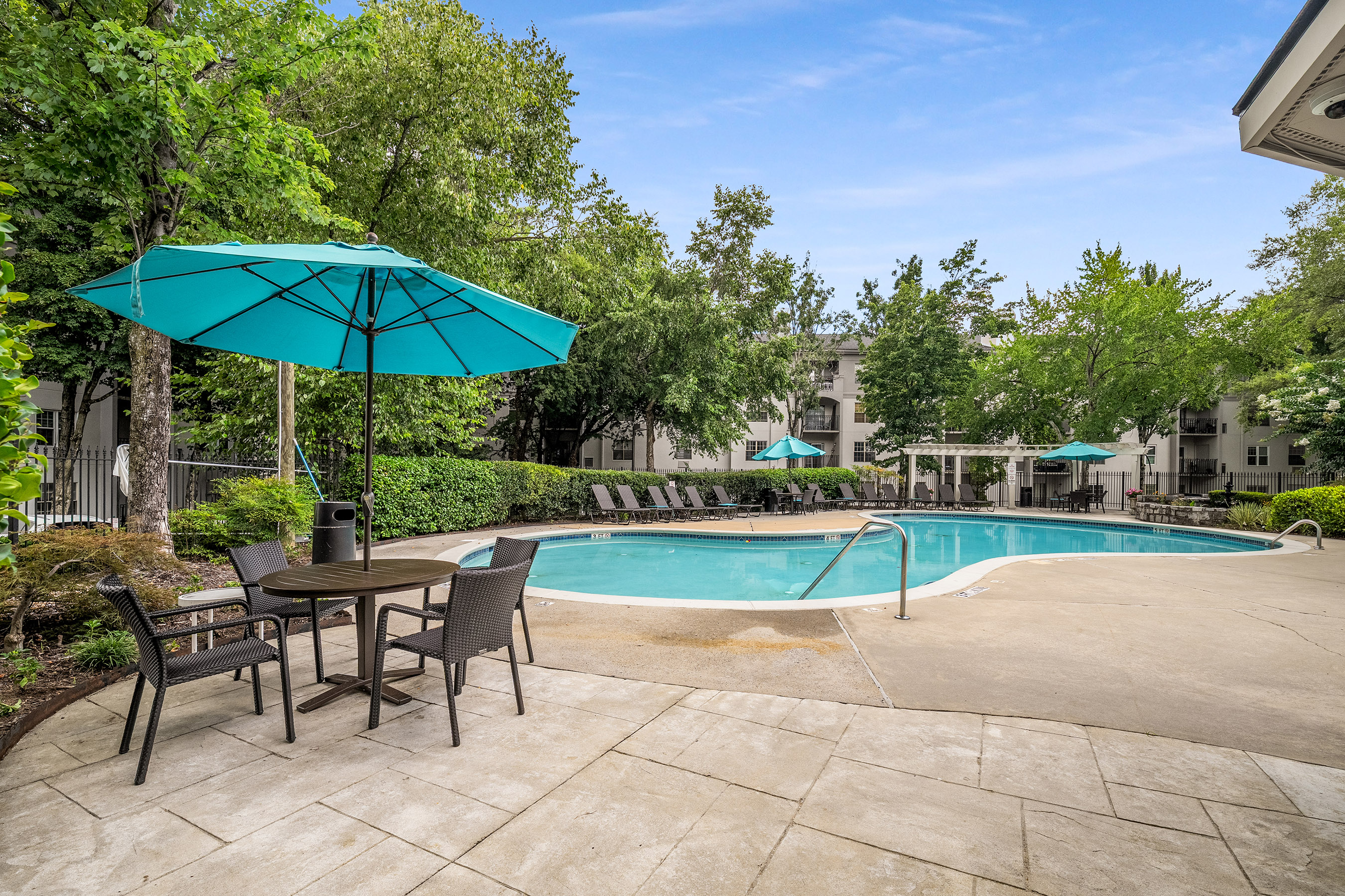  City Living Made Easy—Stylish 1-Bedroom Condo in Gated Community with Pool & Gym - 物件實景