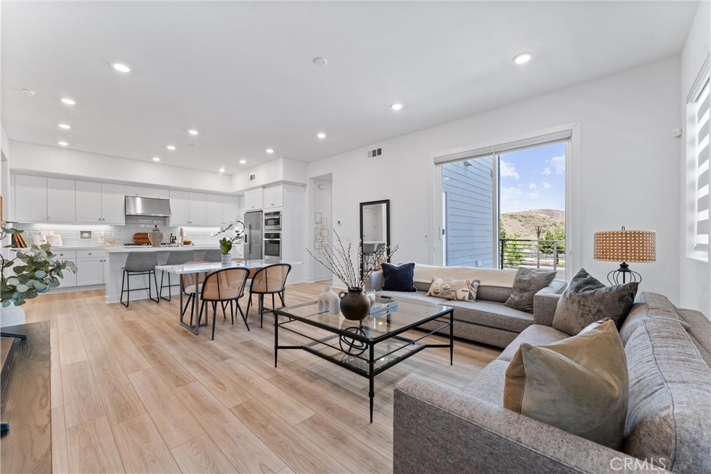 Irvine, California, 92618, United States, 2 Bedrooms Bedrooms, ,2 BathroomsBathrooms,Residential,For Sale,1988212