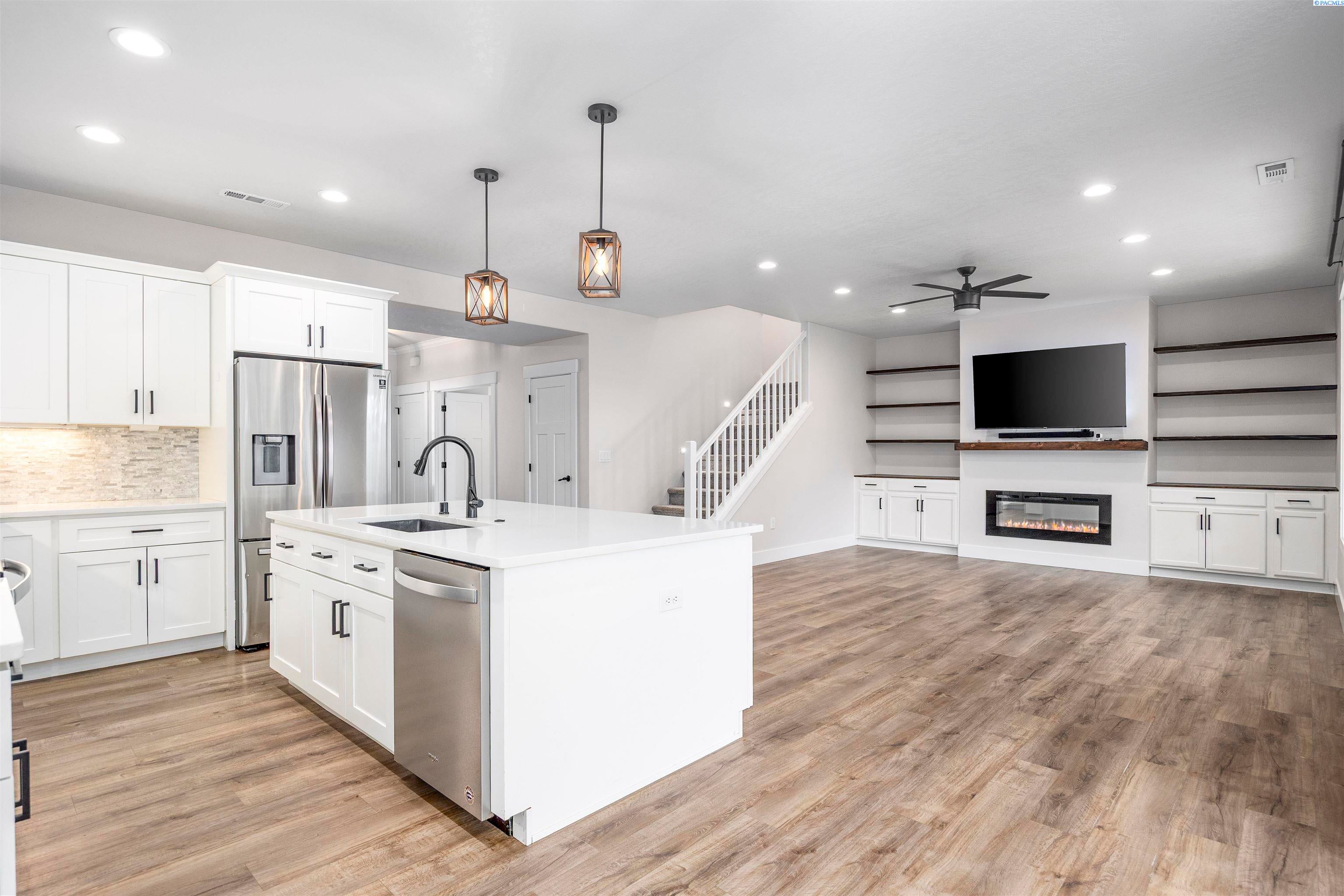 Grandview, Washington, 98930, United States, 5 Bedrooms Bedrooms, ,3 BathroomsBathrooms,Residential,For Sale,1988632