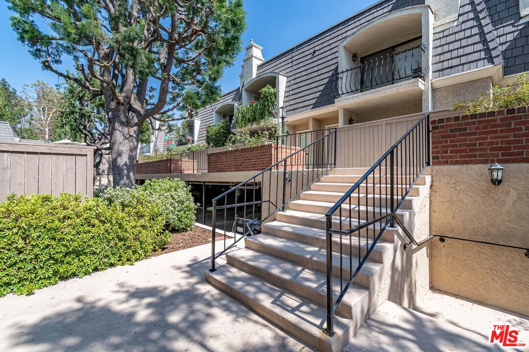 Los Angeles, California, 90004, United States, 2 Bedrooms Bedrooms, ,3 BathroomsBathrooms,Residential,For Sale,1940175