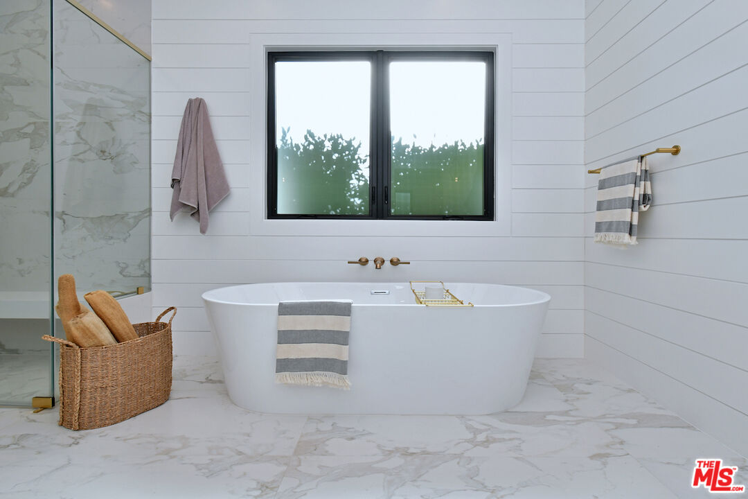 Encino, California, 91316, United States, 4 Bedrooms Bedrooms, ,5 BathroomsBathrooms,Residential,For Sale,2002982