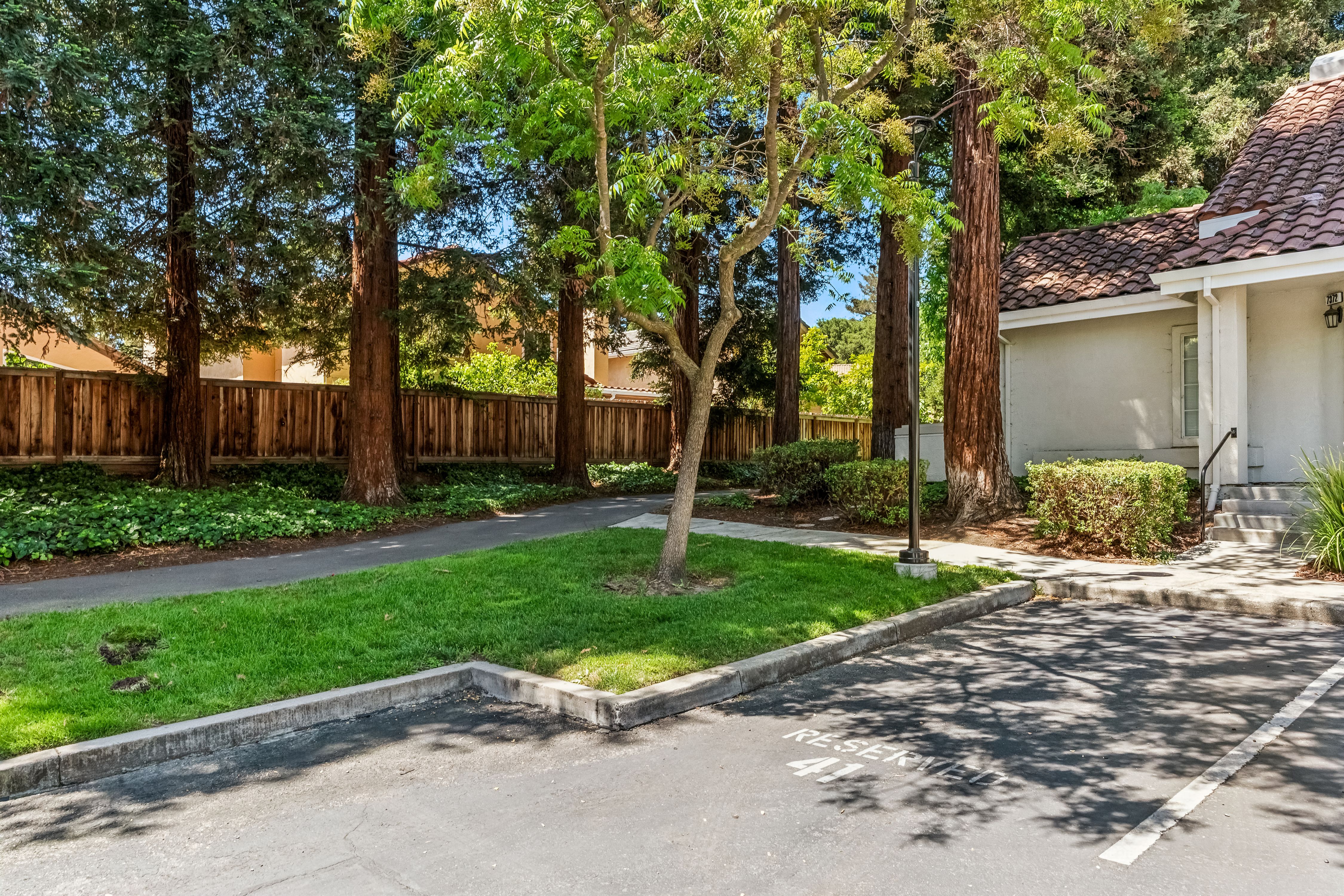  Private, Updated Townhome Surrounded by Majestic Trees - 物件實景