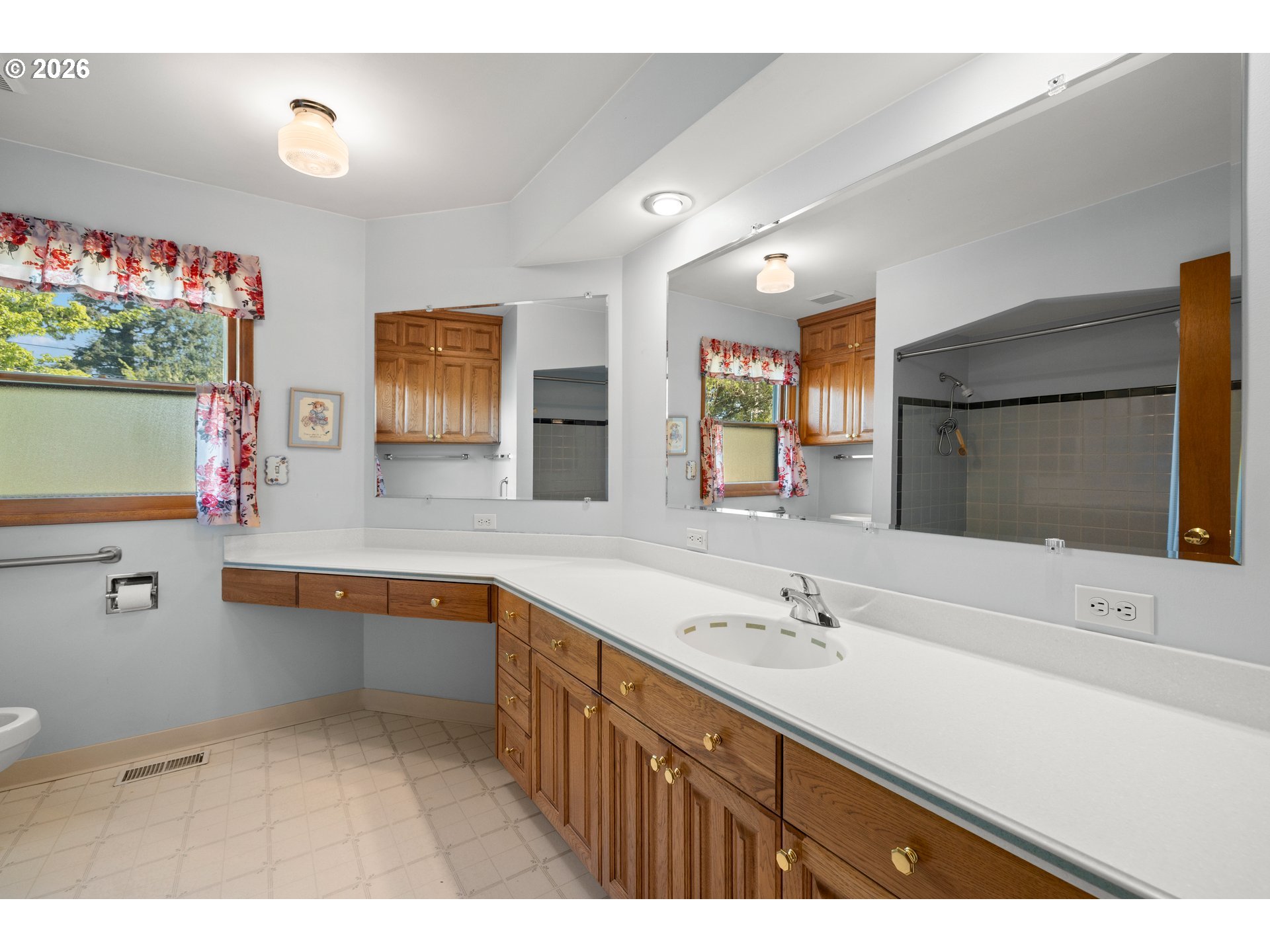 Portland, Oregon, 97230, United States, 3 Bedrooms Bedrooms, ,2 BathroomsBathrooms,Residential,For Sale,2040428
