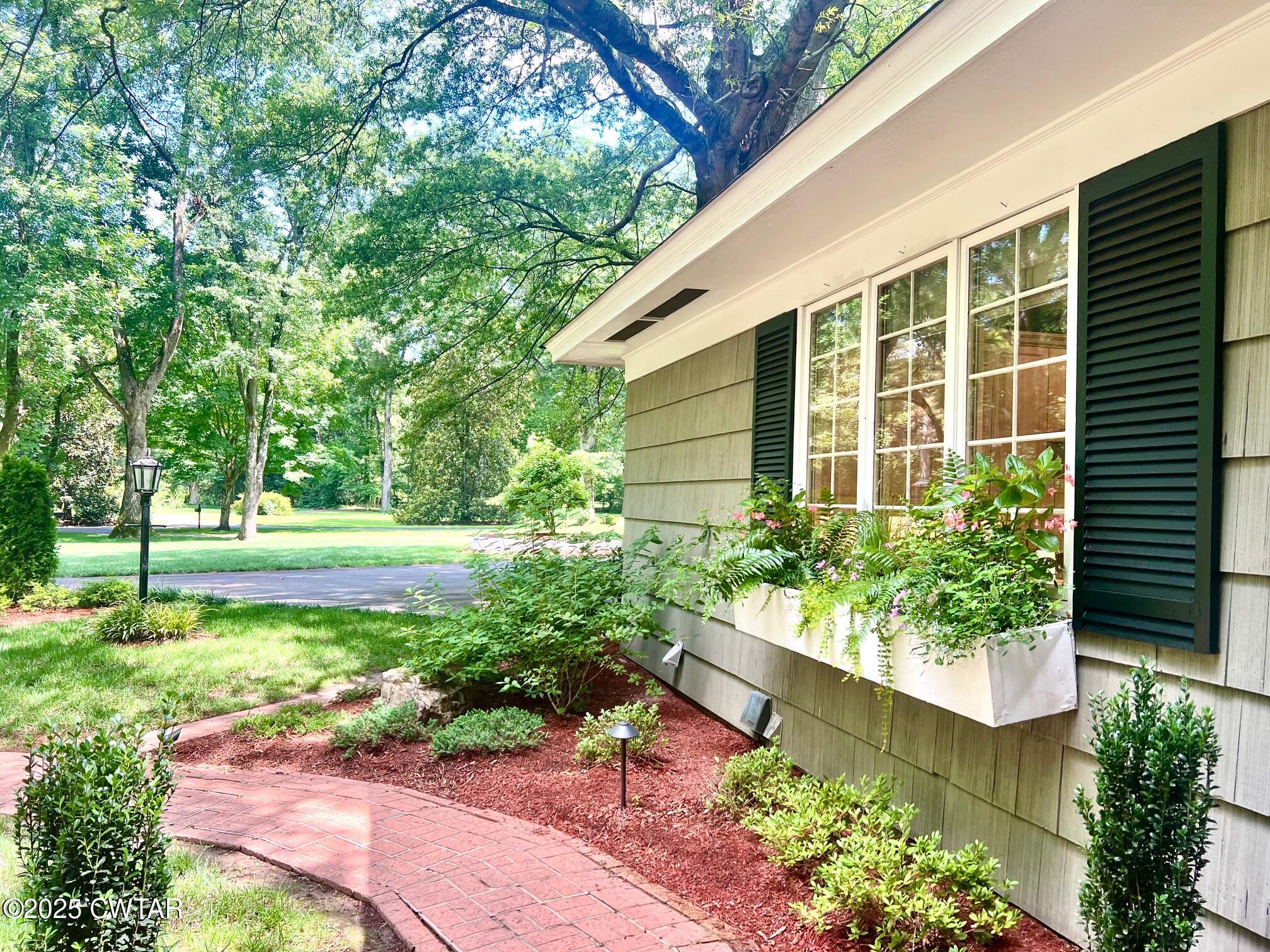 Jackson, Tennessee, 38301, United States, 3 Bedrooms Bedrooms, ,4 BathroomsBathrooms,Residential,For Sale,1859511