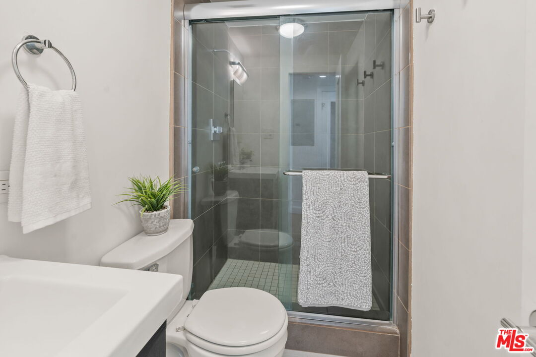 Los Angeles, California, 90046, United States, 3 Bedrooms Bedrooms, ,3 BathroomsBathrooms,Residential,For Sale,1989732