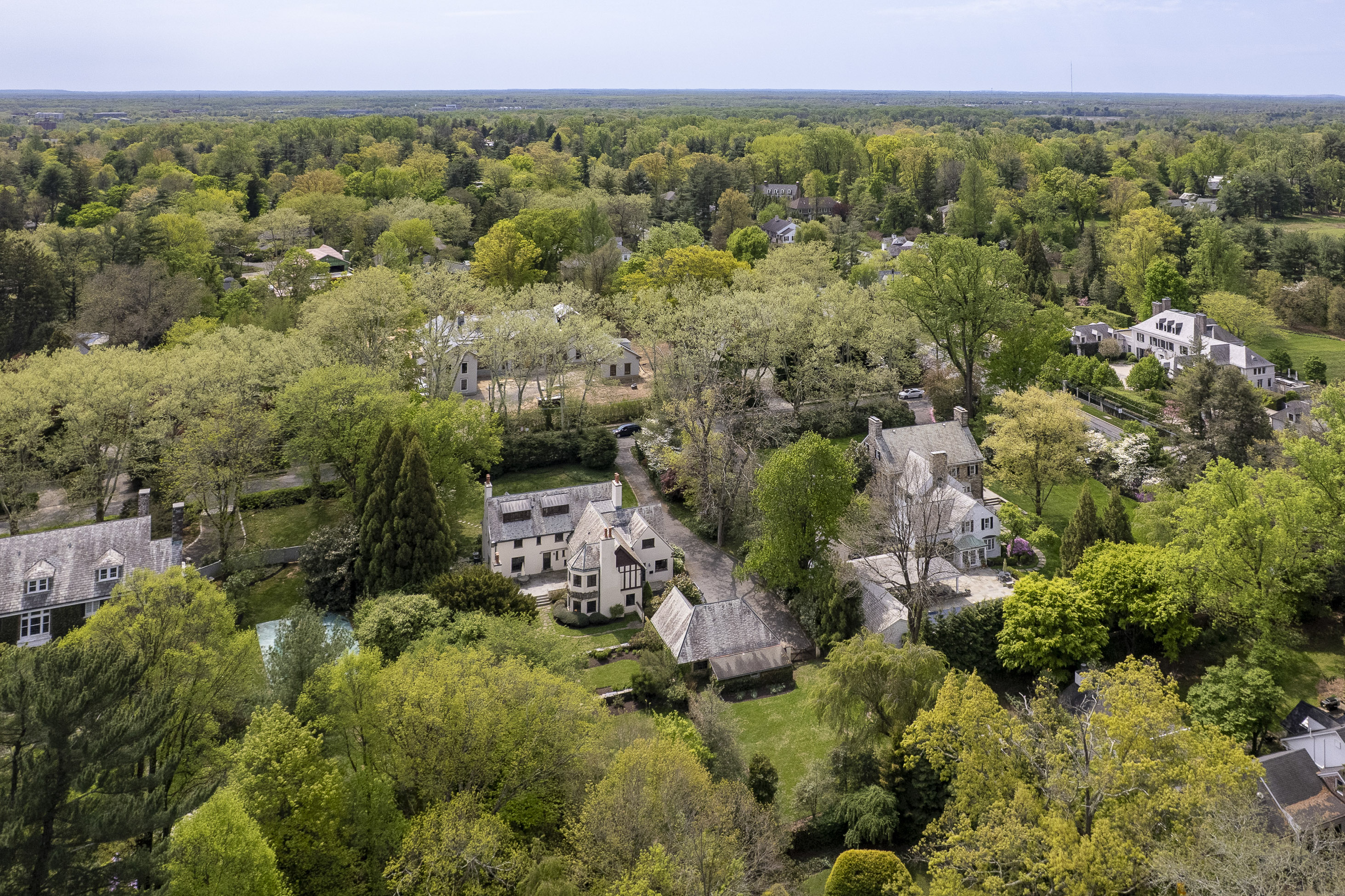  Modernized Tudor on a Magnificent Oversized Lot - 物件實景