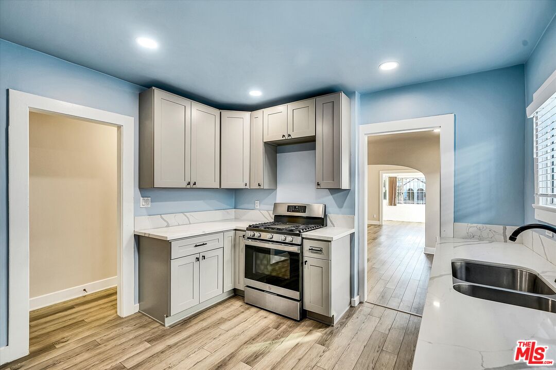 Los Angeles, California, 90043, United States, 2 Bedrooms Bedrooms, ,Residential,For Sale,1766185