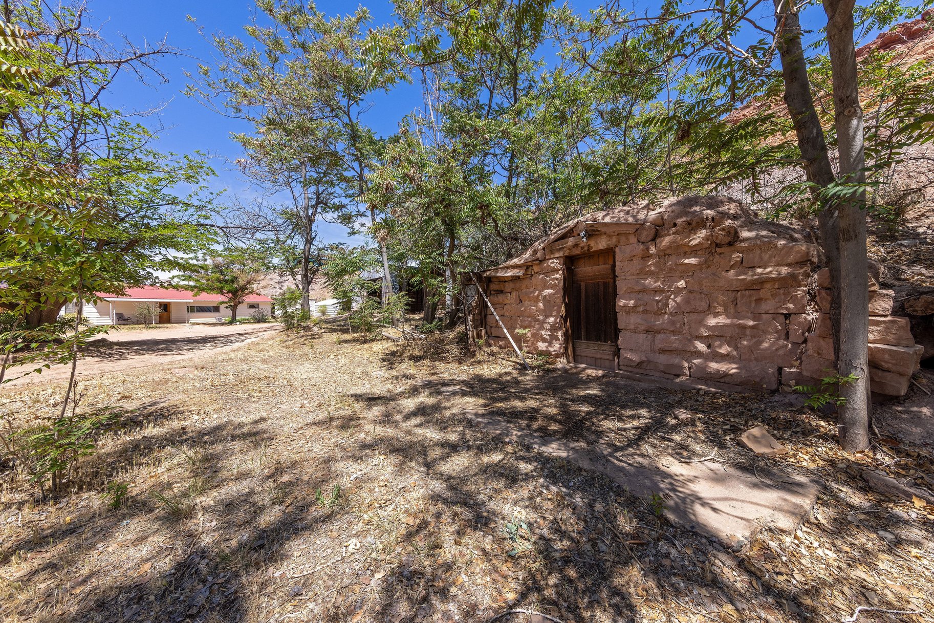  Fixer-Upper Opportunity - Priced to Sell - 物件實景