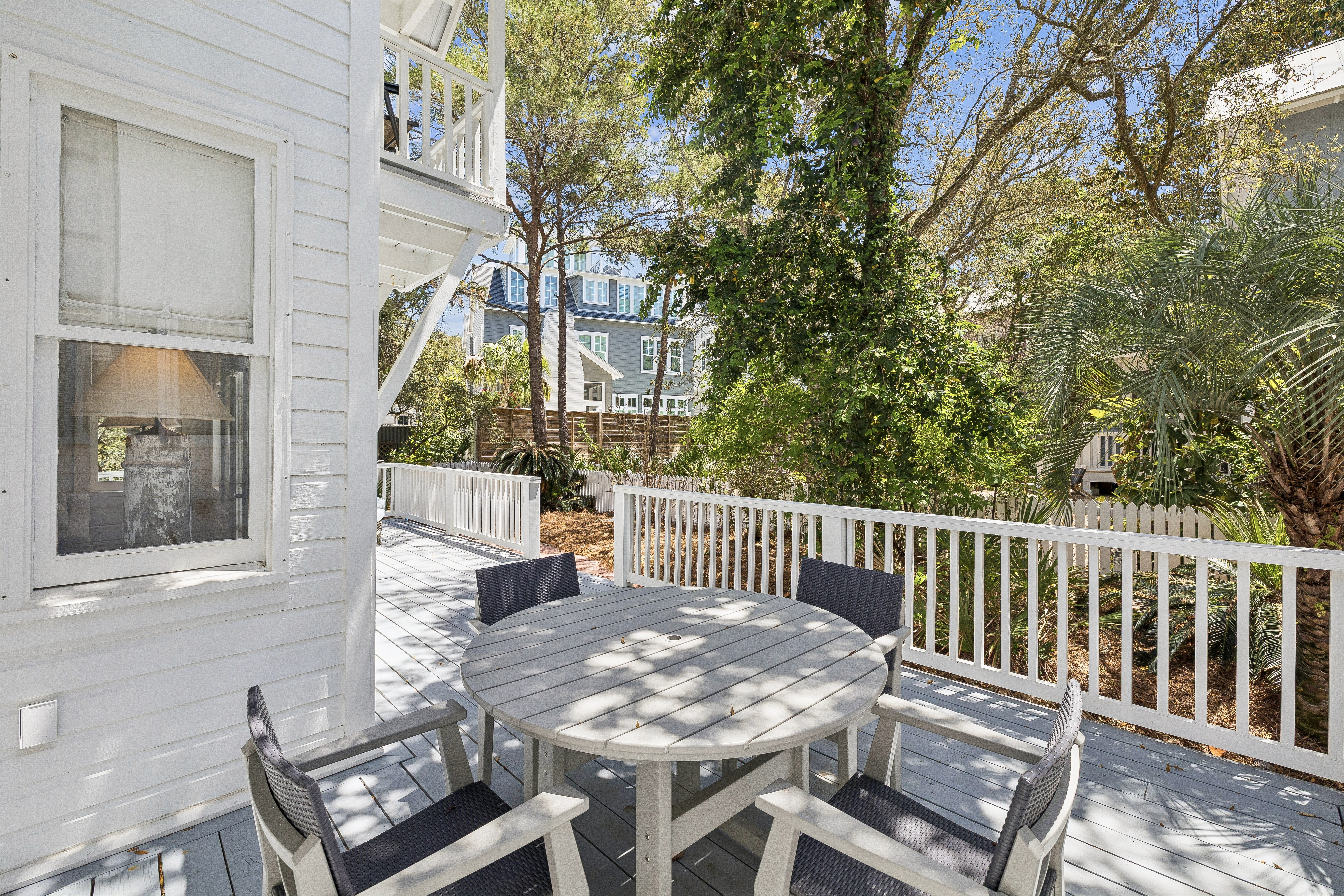  Rare Seaside Offering  Multi-Level Main House + Guest Cottage on Private Lot - 物件實景