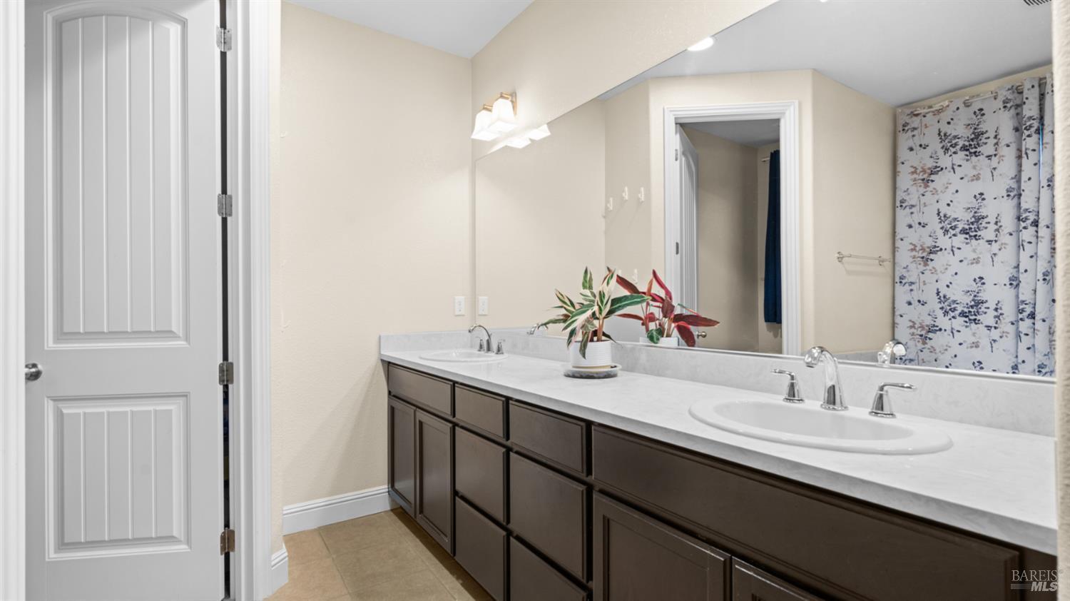 Vacaville, California, 95688, United States, 5 Bedrooms Bedrooms, ,3 BathroomsBathrooms,Residential,For Sale,2005727