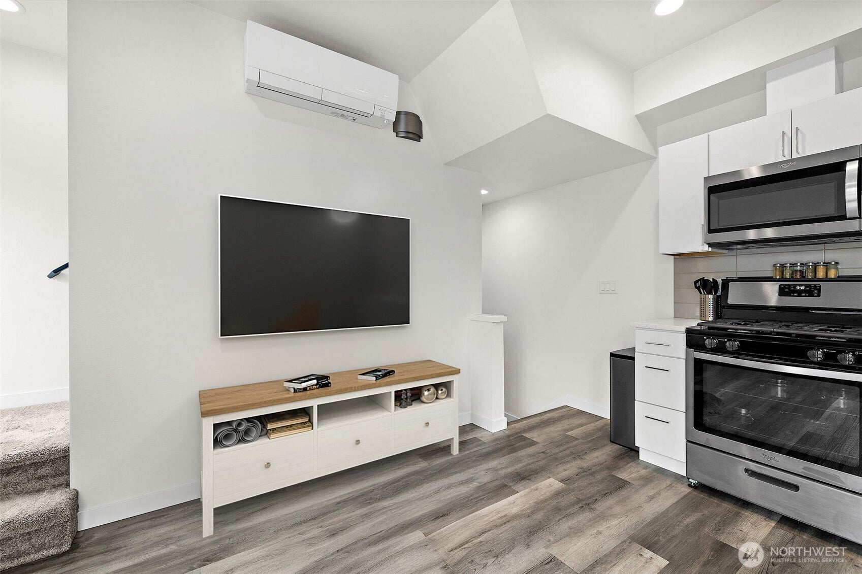 Seattle, Washington, 98102, United States, 2 Bedrooms Bedrooms, ,1 BathroomBathrooms,Residential,For Sale,1980377