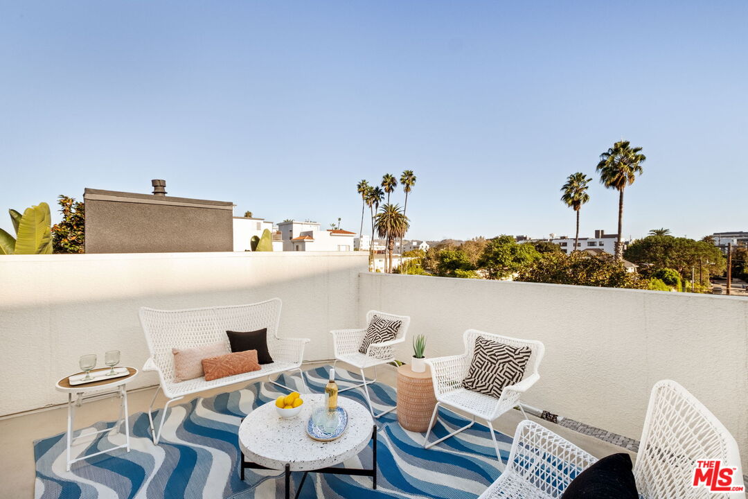 Los Angeles, California, 90034, United States, 2 Bedrooms Bedrooms, ,3 BathroomsBathrooms,Residential,For Sale,1991058