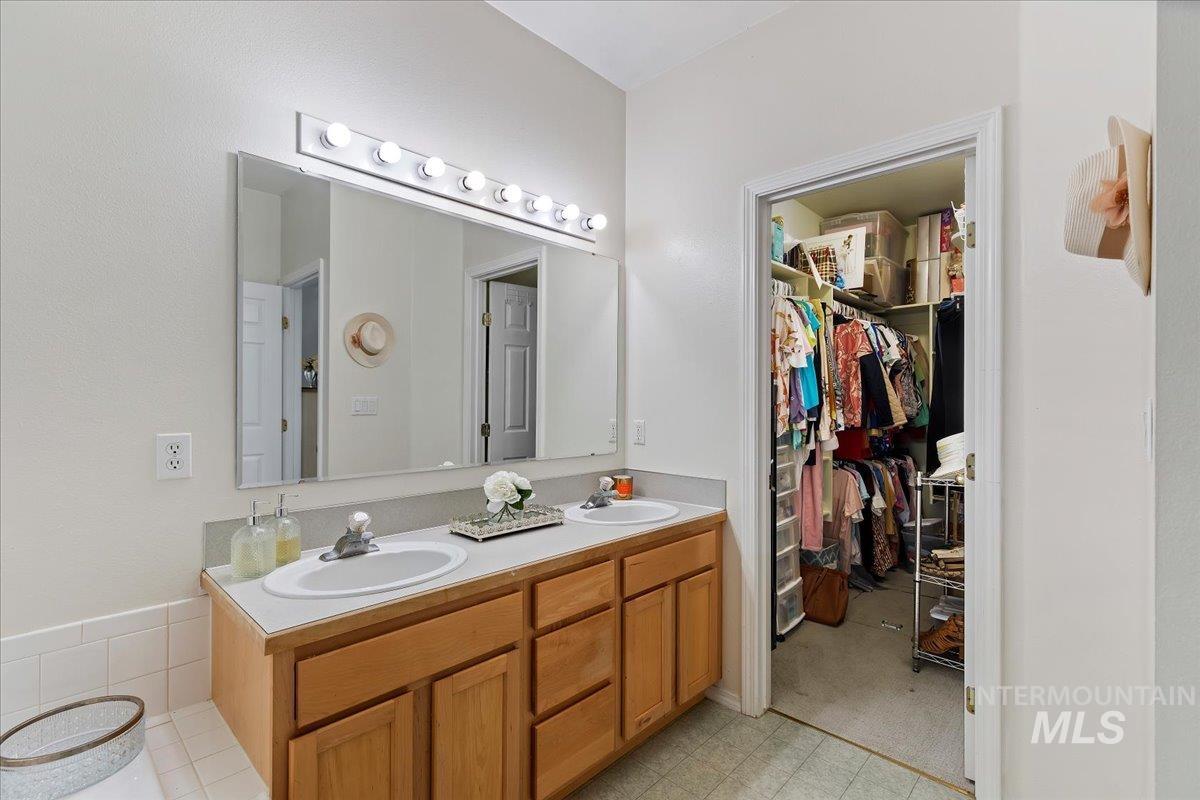 Nampa, Idaho, 83686-8635, United States, 4 Bedrooms Bedrooms, ,4 BathroomsBathrooms,Residential,For Sale,1907739