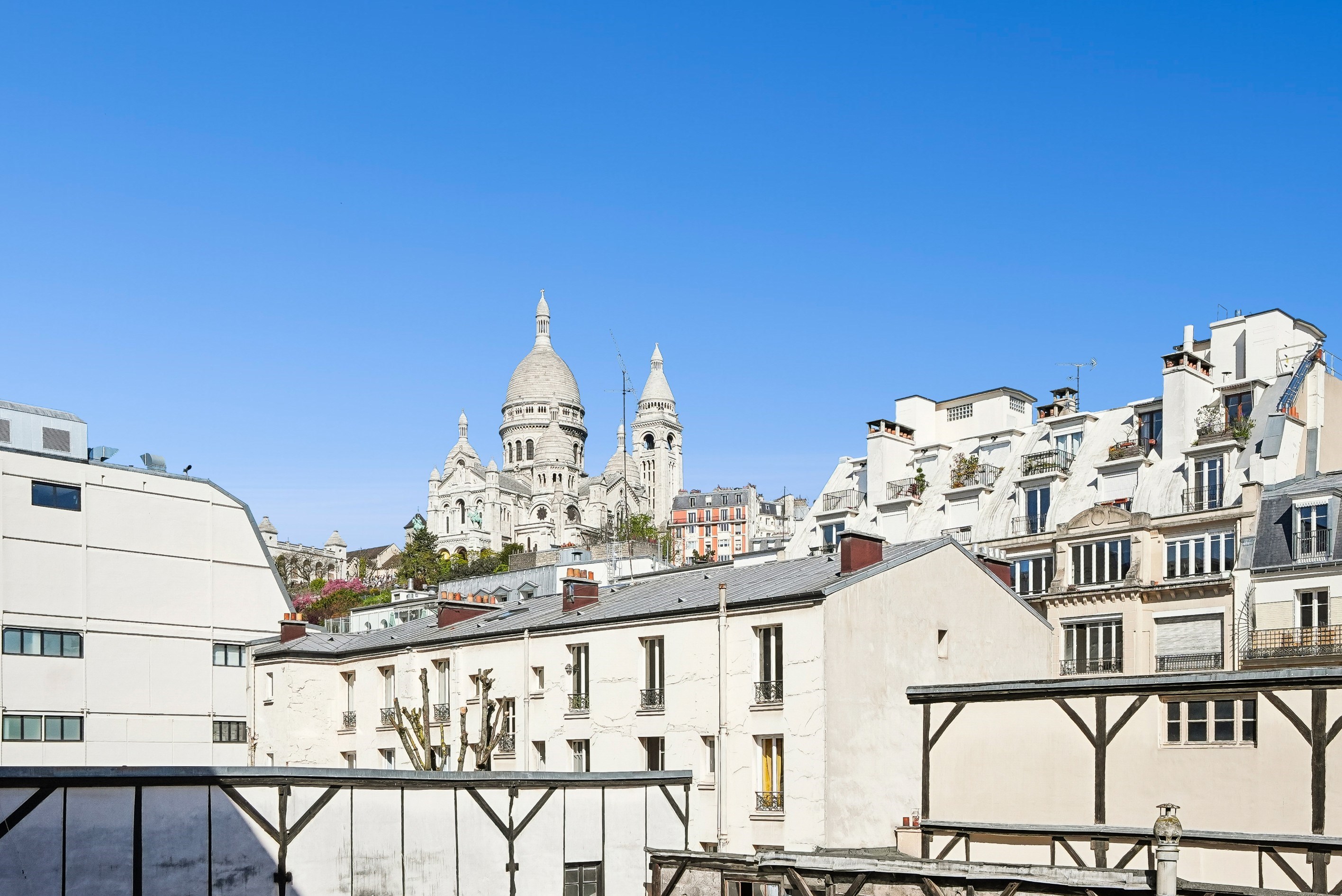  Paris XVIII — In the heart of Montmartre, a bright apartment with views of the … - 物件實景