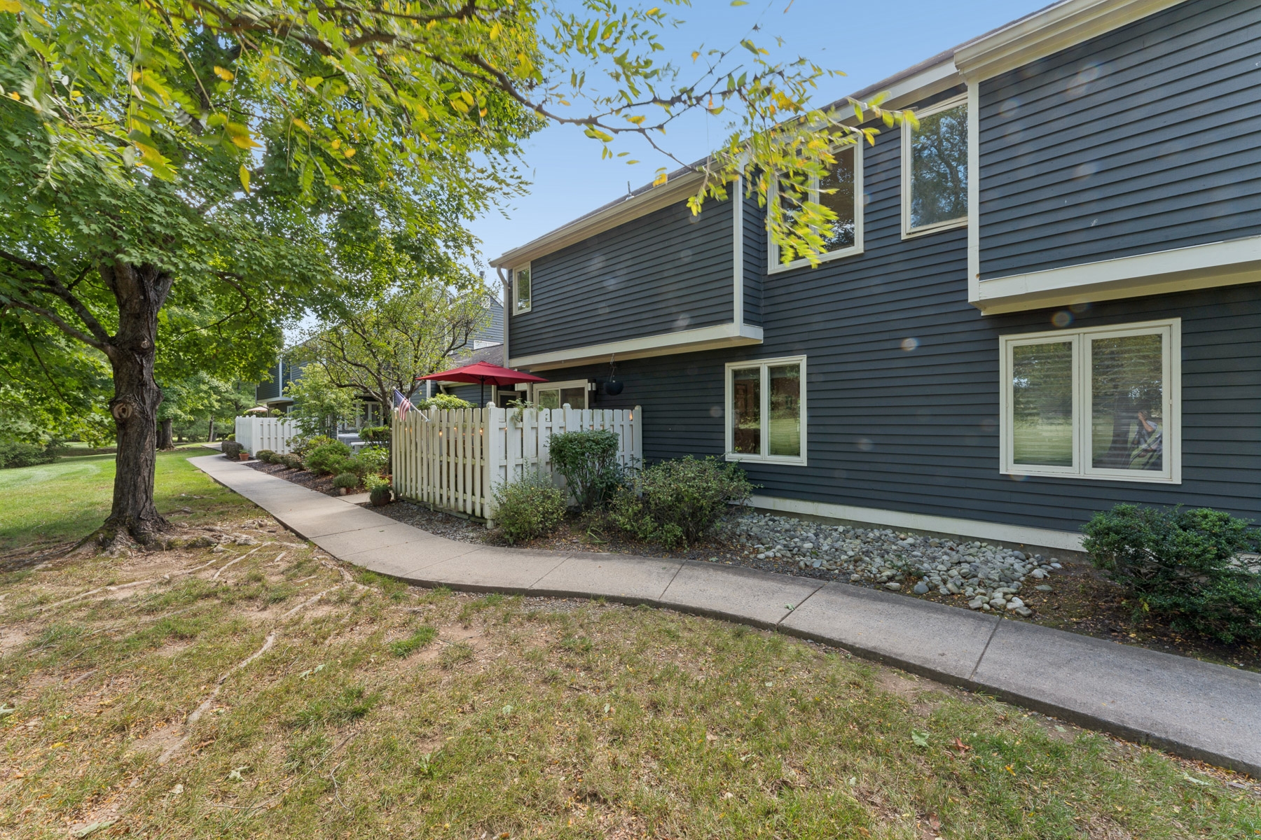  ?Lord Stirling Village? Beautifully Updated Three Bedroom Townhome - 物件實景