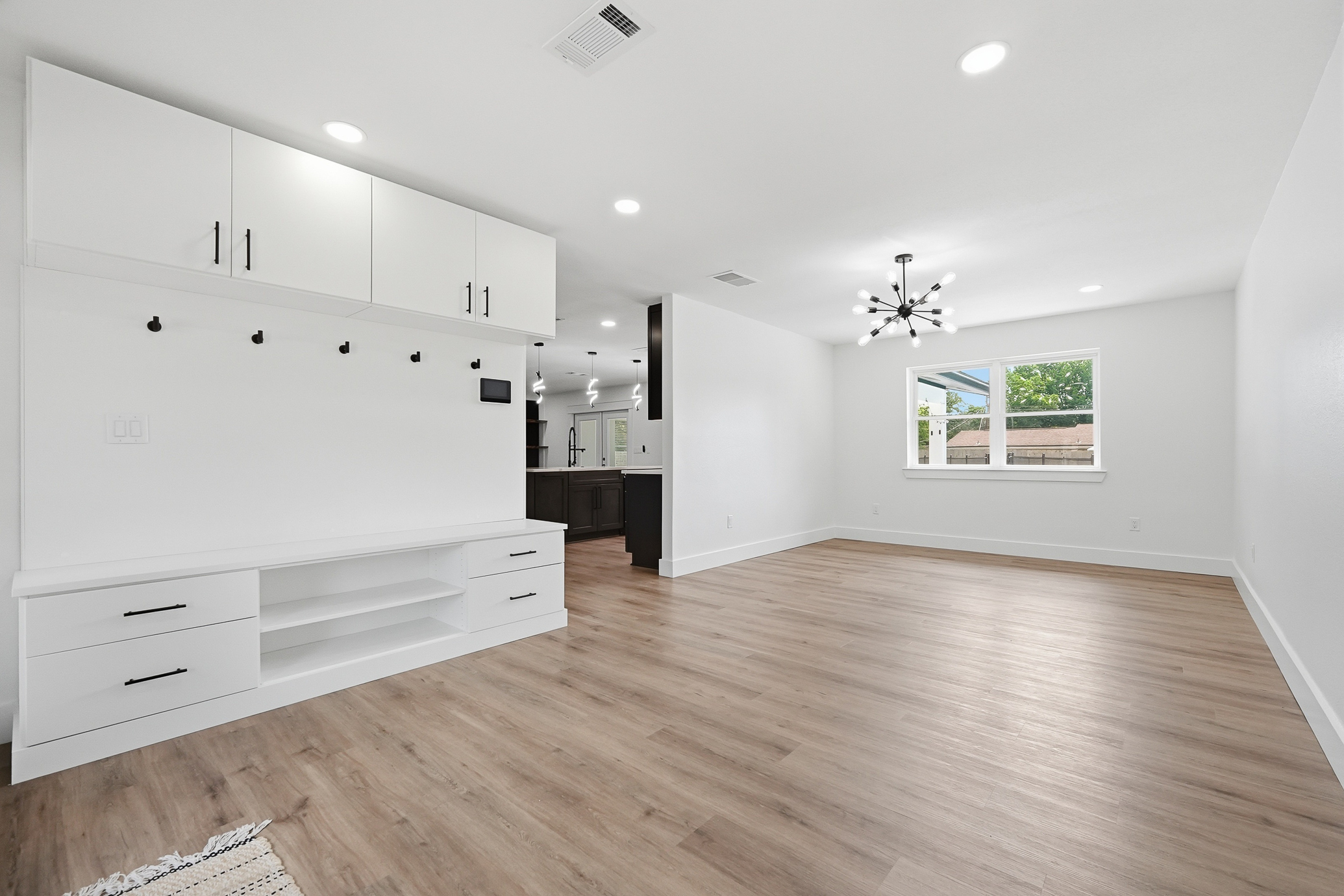  Move-In Ready Pool Home with Thoughtful Modern Updates - 物件實景