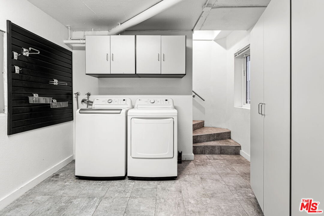 Los Angeles, California, 90049, United States, 2 Bedrooms Bedrooms, ,3 BathroomsBathrooms,Residential,For Sale,2003459