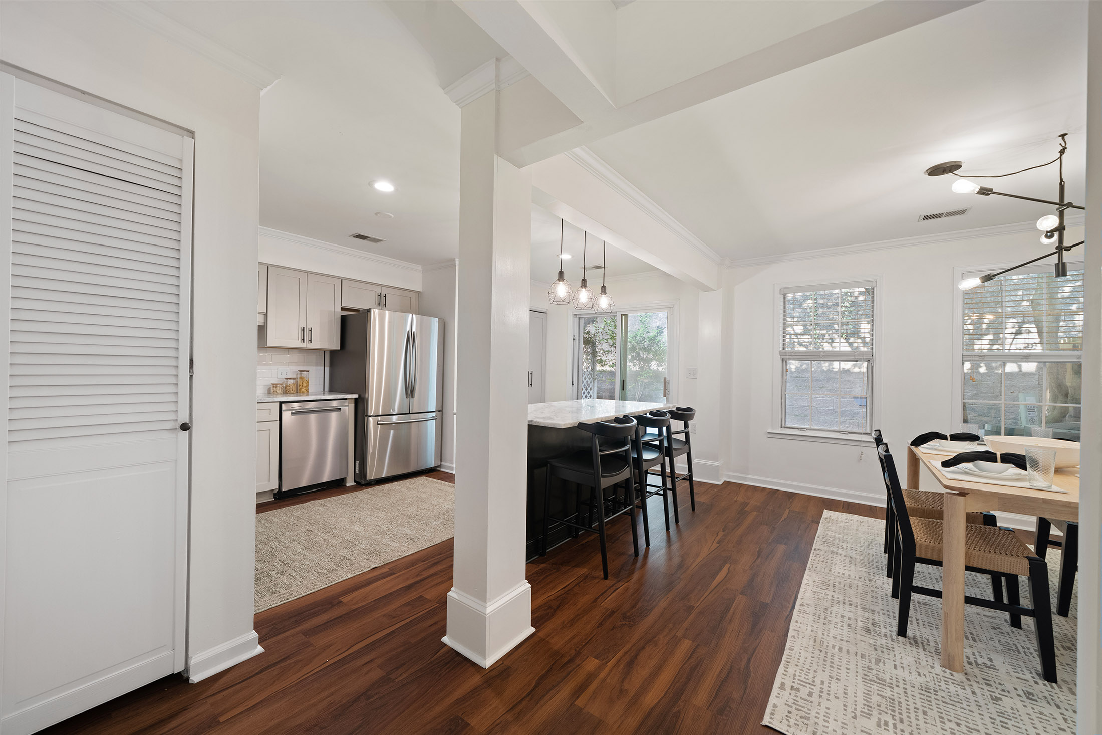  Stunning Turn-key Townhome Tucked Away in Desirable Woodbridge Crossing - 物件實景
