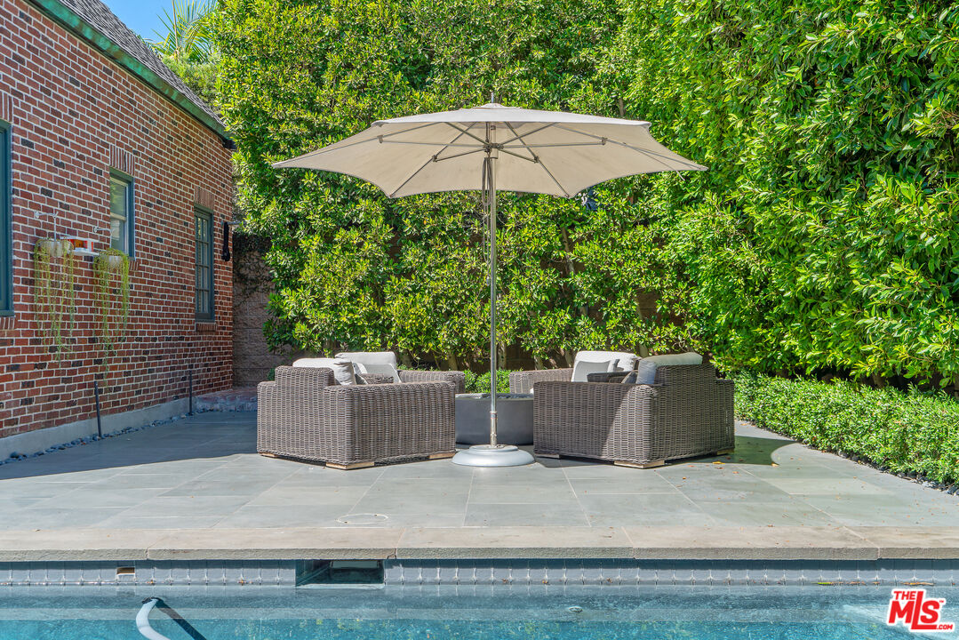 Los Angeles, California, 90020, United States, 5 Bedrooms Bedrooms, ,5 BathroomsBathrooms,Residential,For Sale,1939583