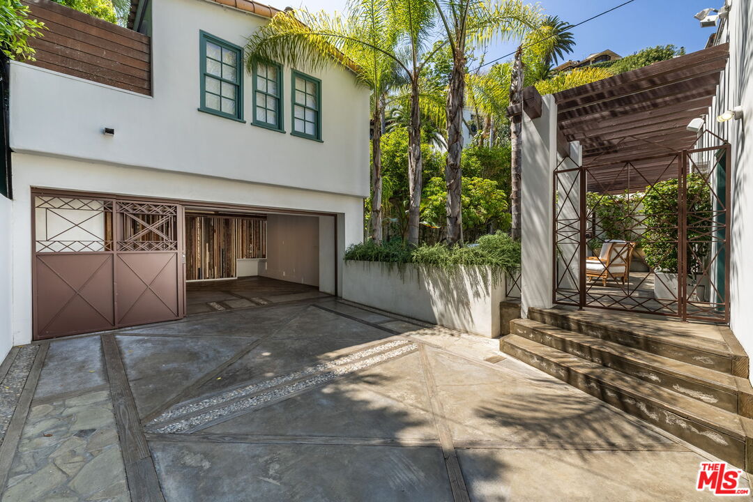 Los Angeles, California, 90069, United States, 4 Bedrooms Bedrooms, ,4 BathroomsBathrooms,Residential,For Sale,1911596