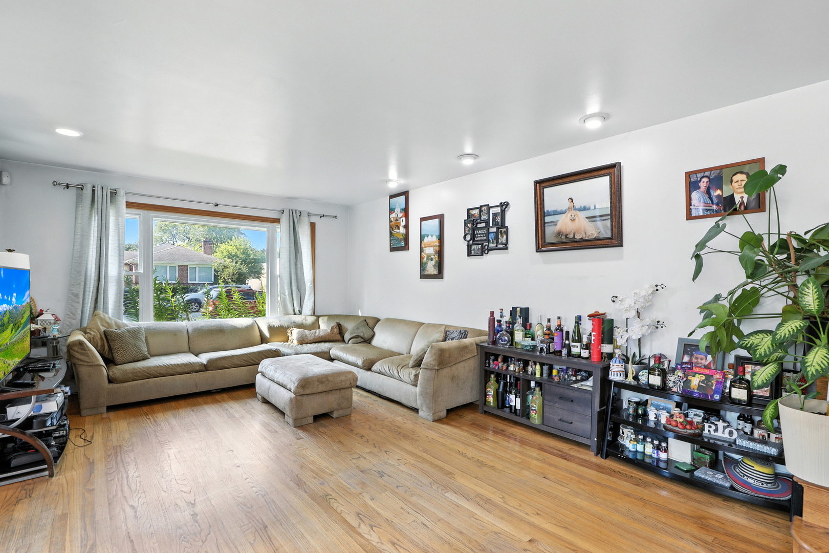 Lincolnwood, Illinois, 60712, United States, 3 Bedrooms Bedrooms, ,2 BathroomsBathrooms,Residential,For Sale,1951315