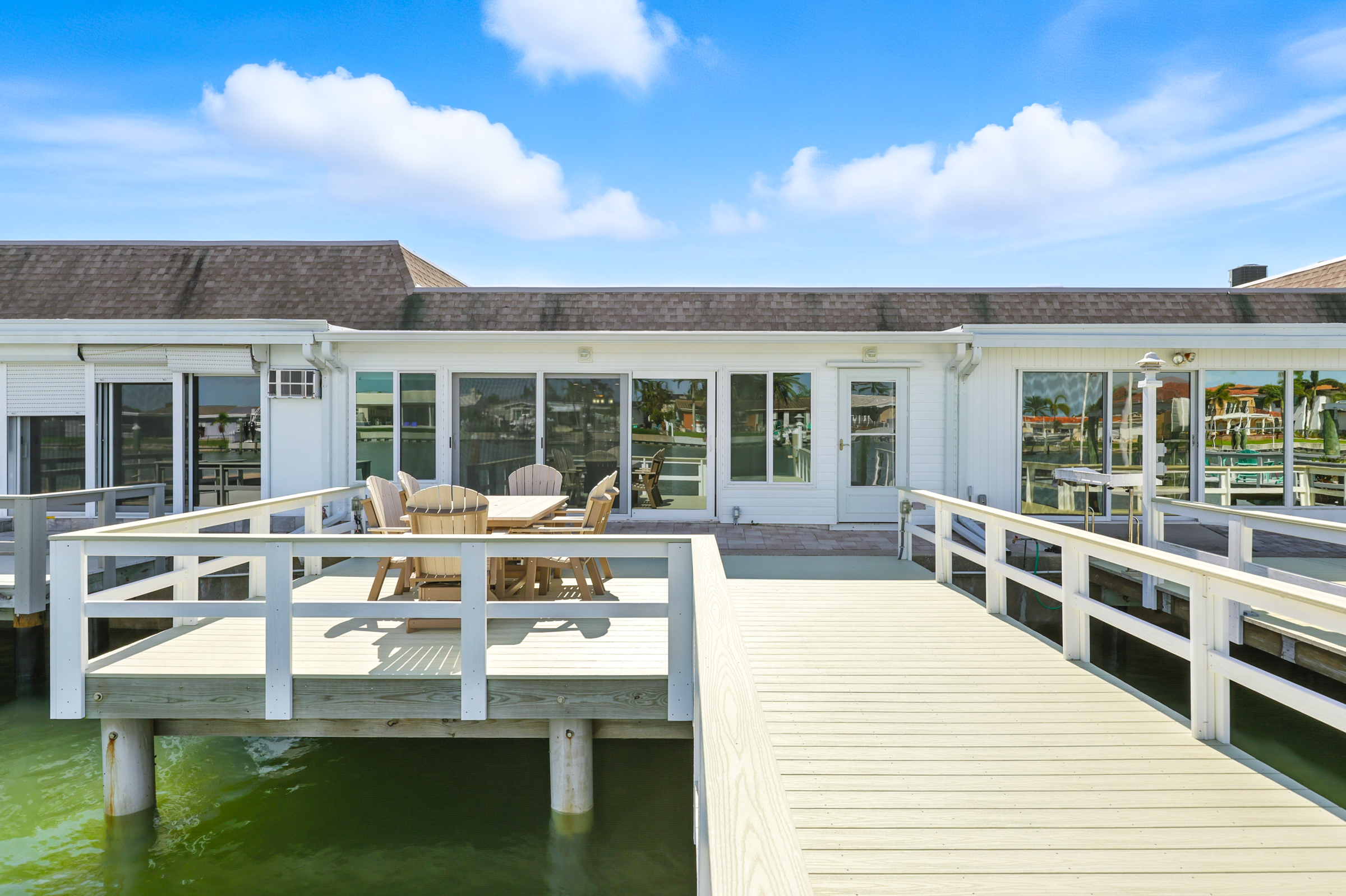 St. Petersburg, Florida, 33708, United States, 2 Bedrooms Bedrooms, ,2 BathroomsBathrooms,Residential,For Sale,1976301