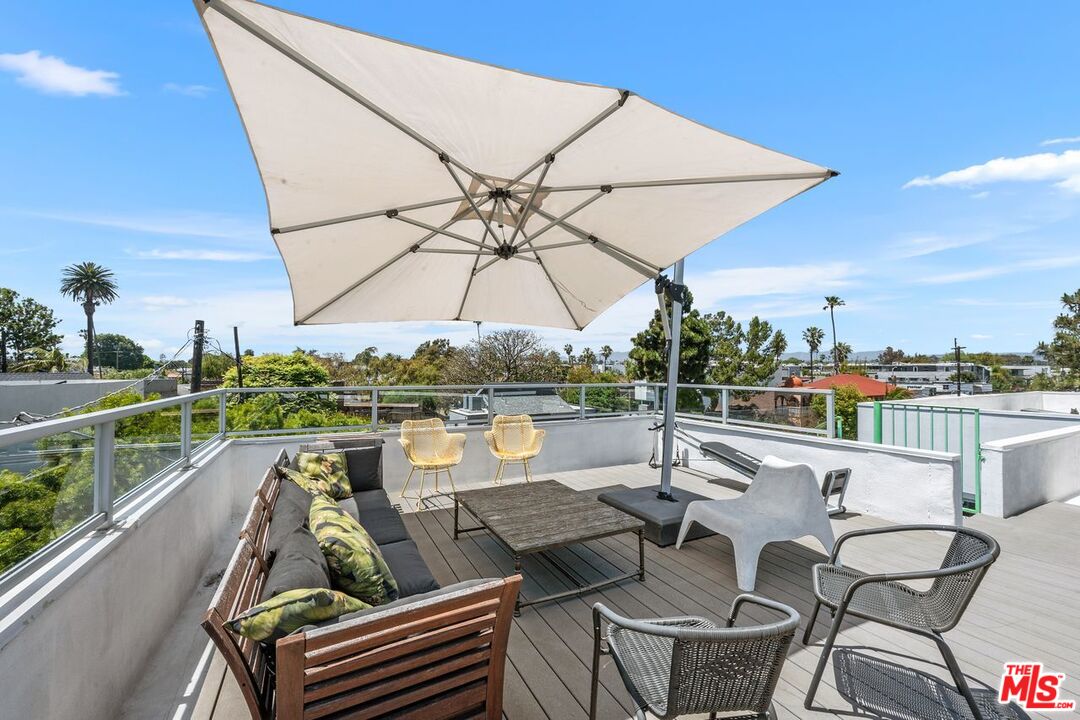 Venice, California, 90291, United States, 4 Bedrooms Bedrooms, ,4 BathroomsBathrooms,Residential,For Sale,1926607