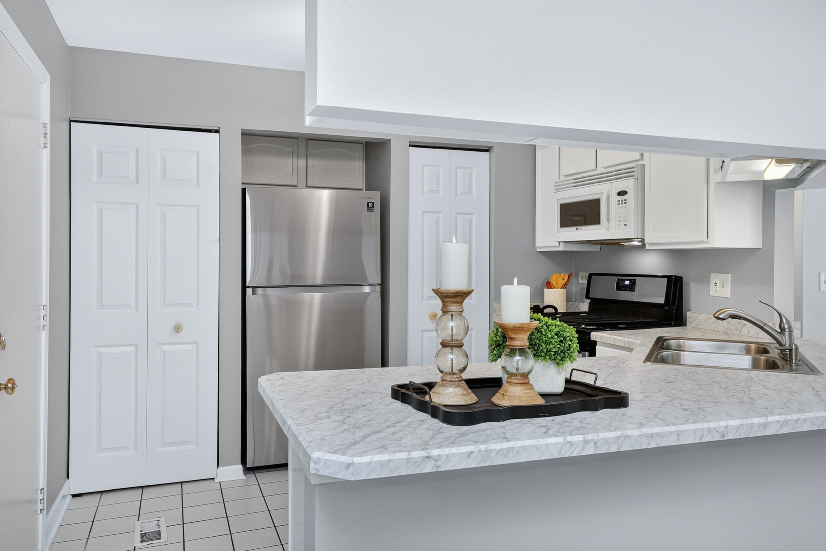  Two Bedrooms Condo, Each with a Bath, on Opposite Sides of the Family Room - 物件實景
