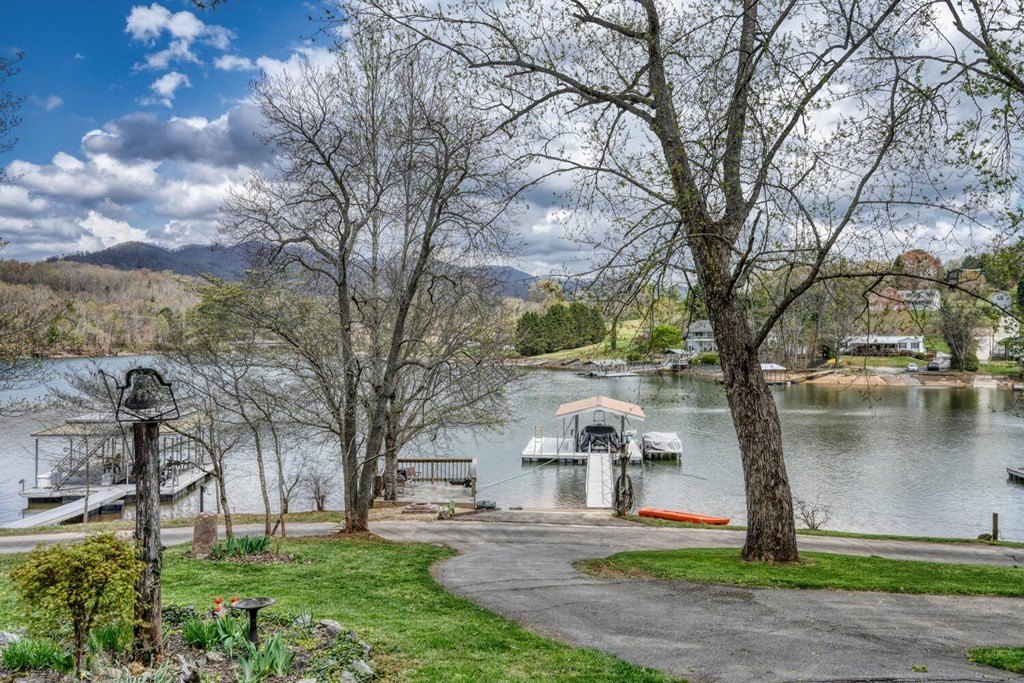 Hayesville, North Carolina, 28904, United States, 3 Bedrooms Bedrooms, ,4 BathroomsBathrooms,Residential,For Sale,1758410