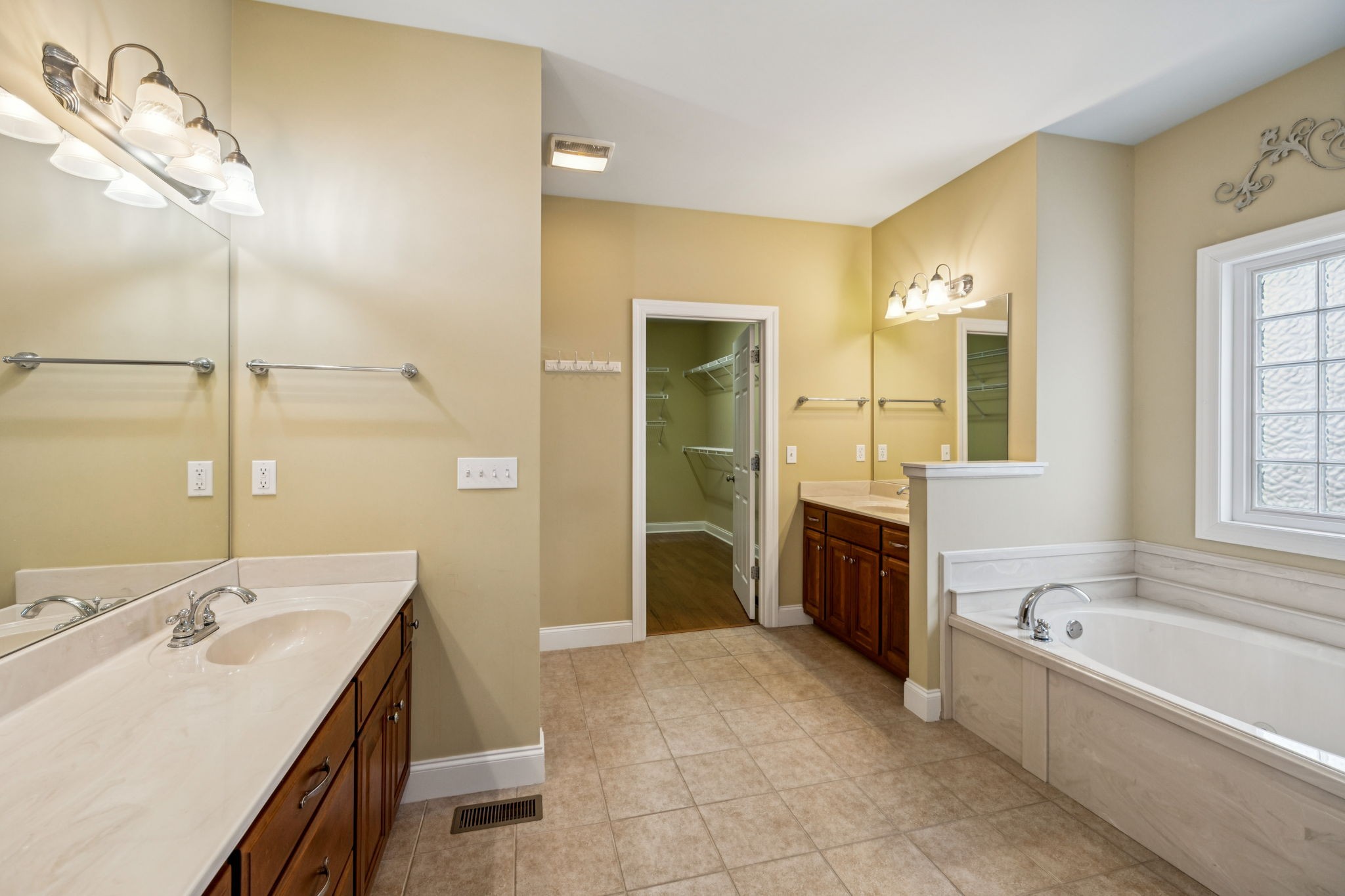 Manchester, Tennessee, 37355, United States, 4 Bedrooms Bedrooms, ,4 BathroomsBathrooms,Residential,For Sale,1937167
