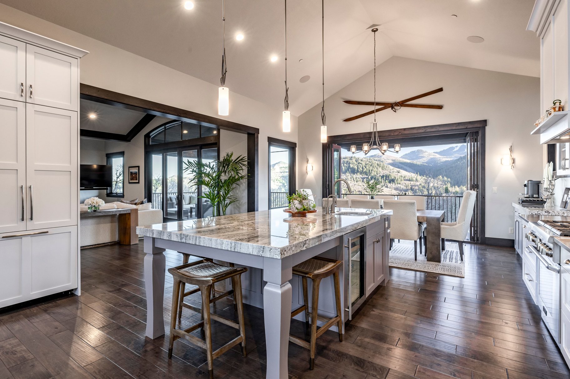  Views, Privacy and Main Level Living in a Gated Community - 物件實景