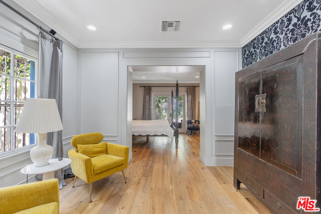 Los Angeles, California, 90005, United States, 3 Bedrooms Bedrooms, ,3 BathroomsBathrooms,Residential,For Sale,1876512