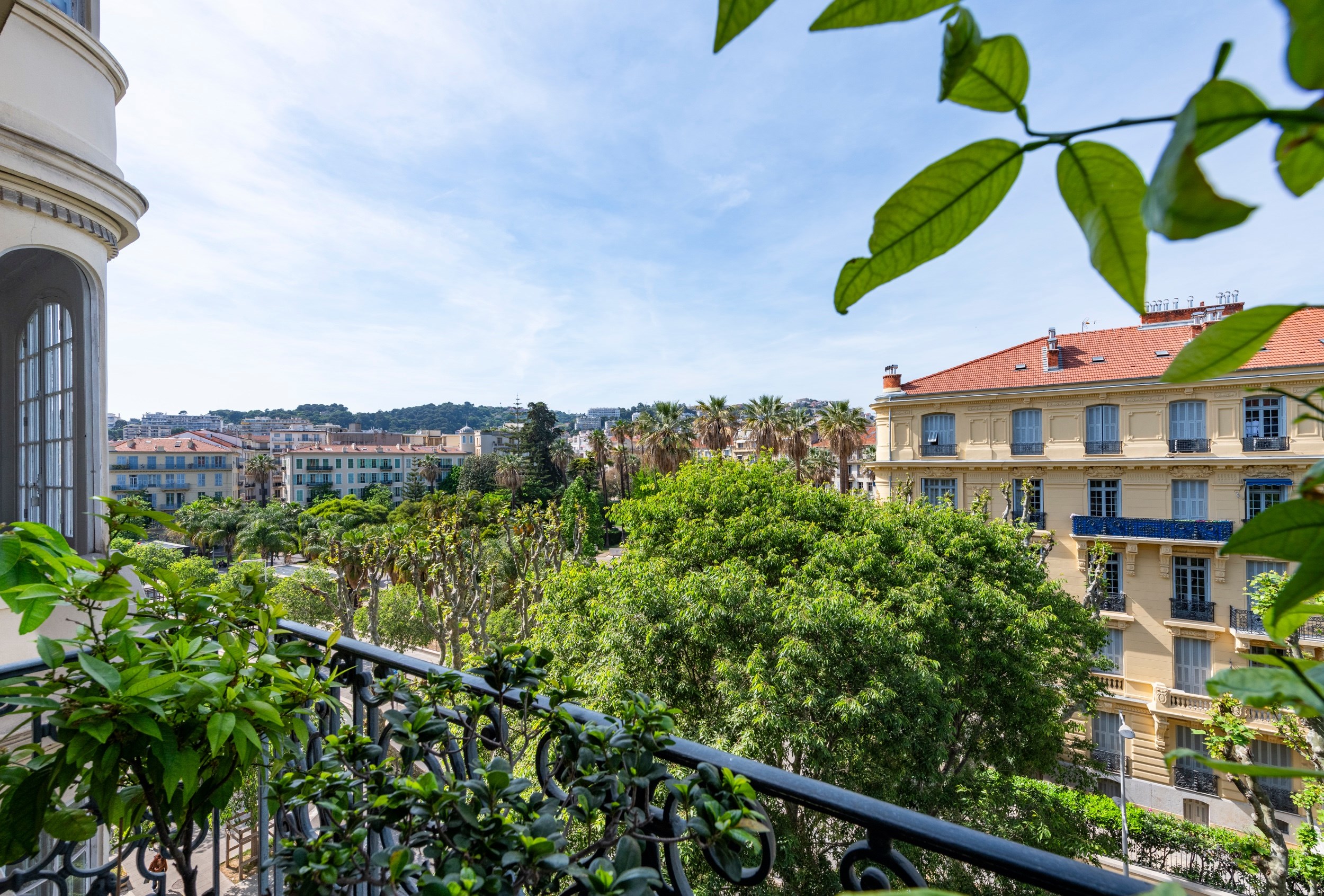  Nice Victor Hugo renovated 2 bedroom apartment 112 sqm with bow windows and par… - 物件實景