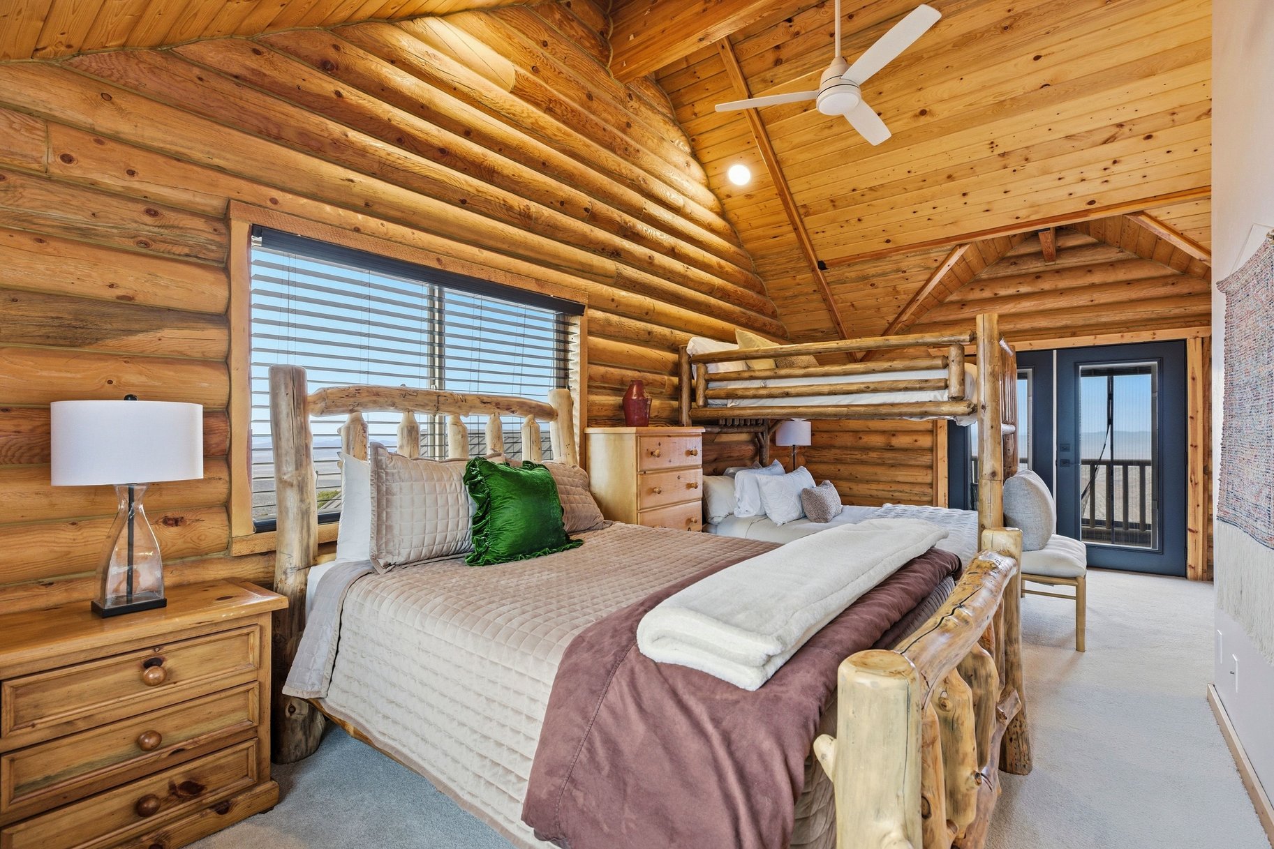  Renovated Log Cabin in Cedar Highlands with Wraparound Deck & Mountain Views - 物件實景