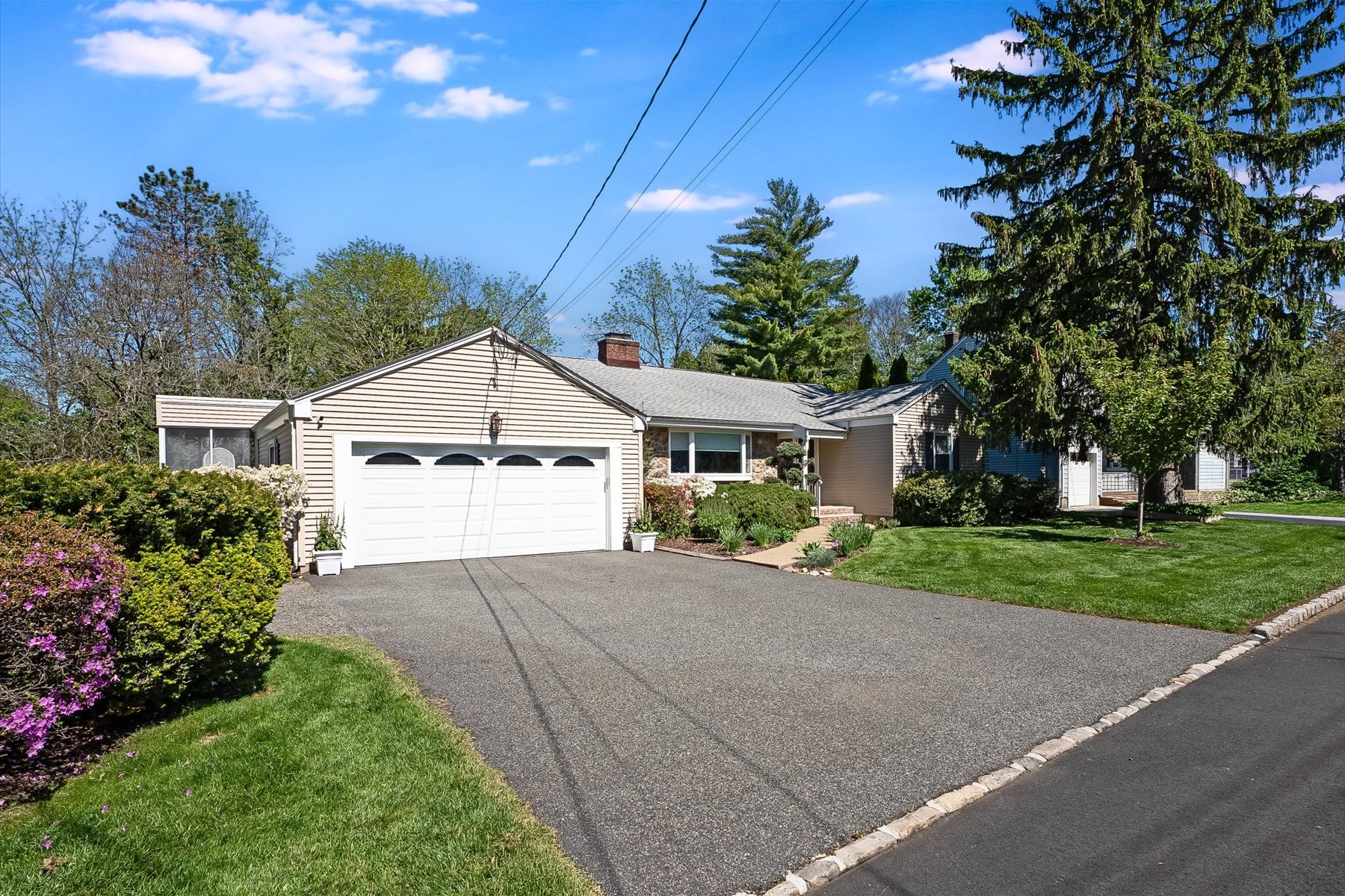  Easy One Floor Ranch Style Home with Vibrant and Perfectly Manicured Property - 物件實景
