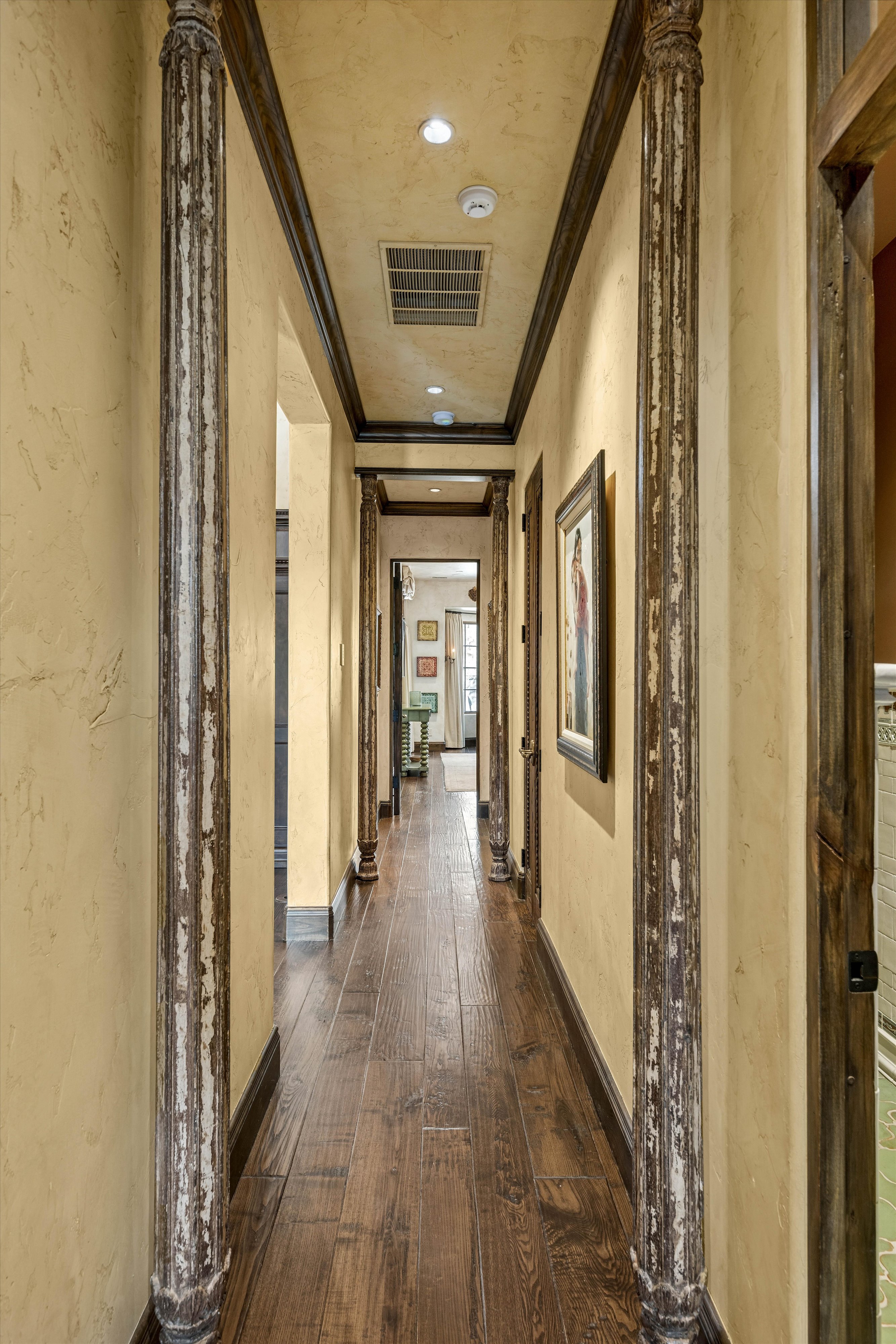  Rare Spanish Colonial Revival Home in One of Observatory Park - 物件實景