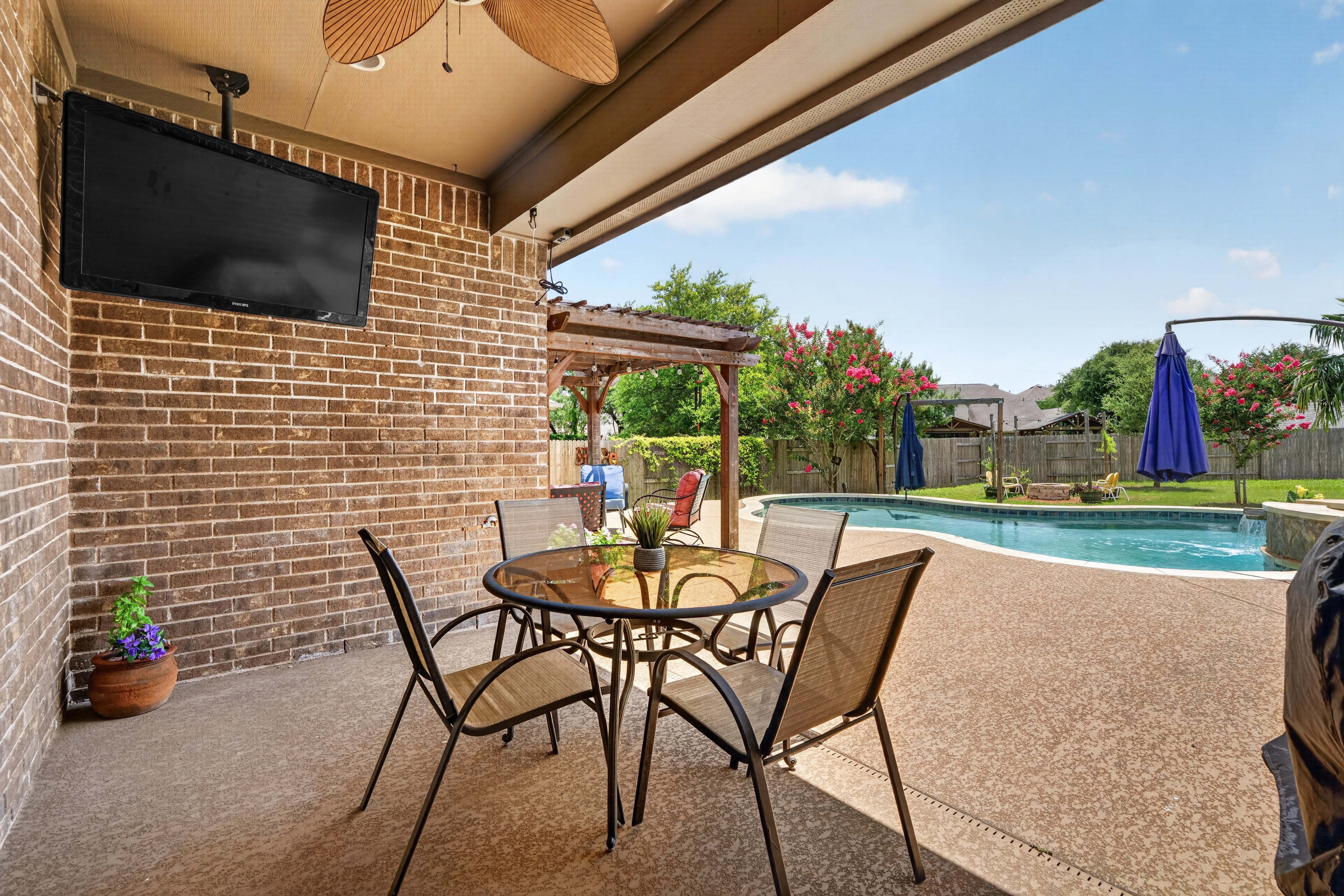  Masterfully Crafted Home in Belterra with Backyard Oasis - 物件實景