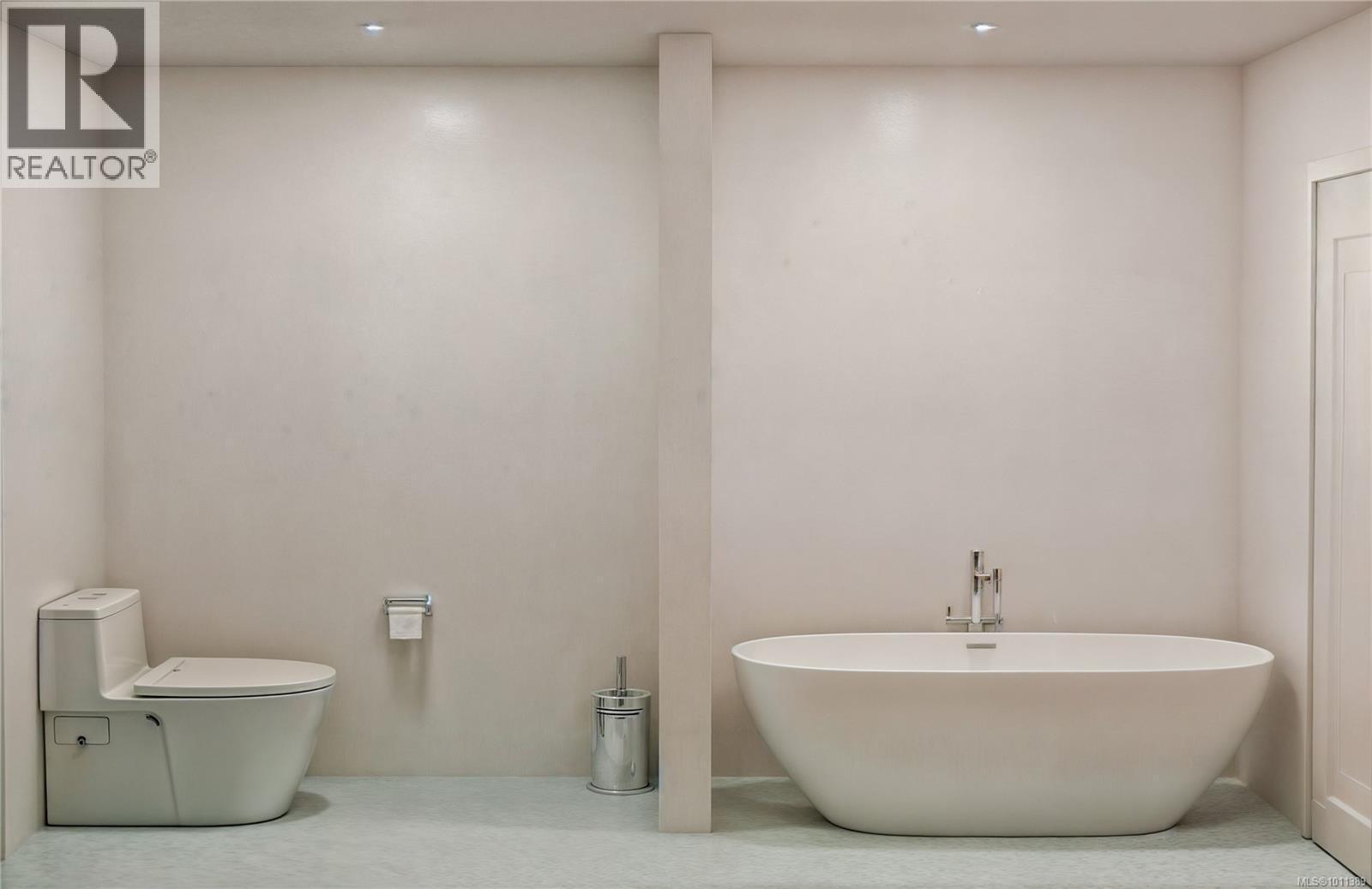 CENTRAL SAANICH, British Columbia, V8M 2B1, CA, 2 Bedrooms Bedrooms, ,2 BathroomsBathrooms,Residential,For Sale,1948448