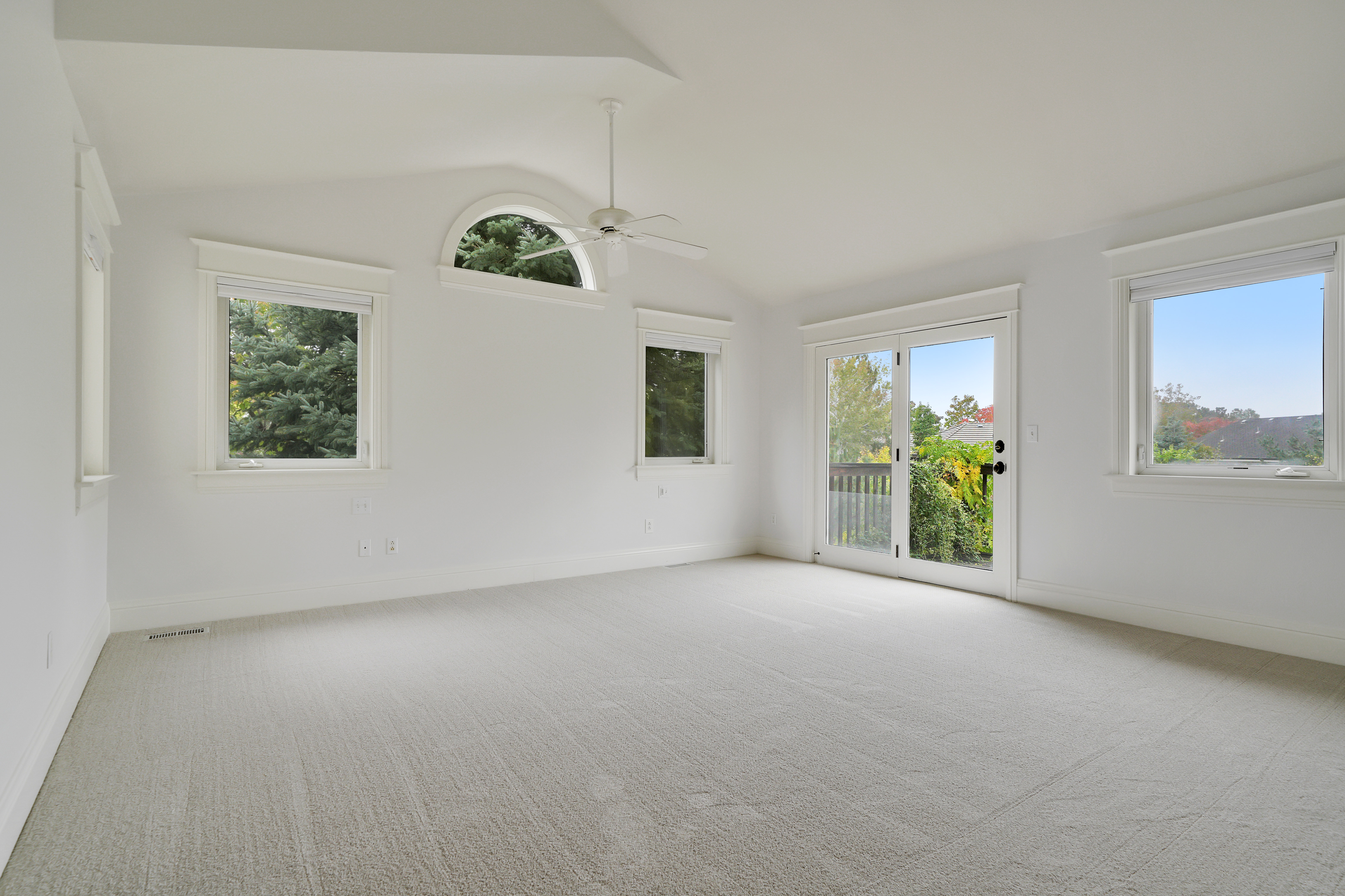  Custom Home with Vaulted Ceilings, Sauna and Wine Storage - 物件實景
