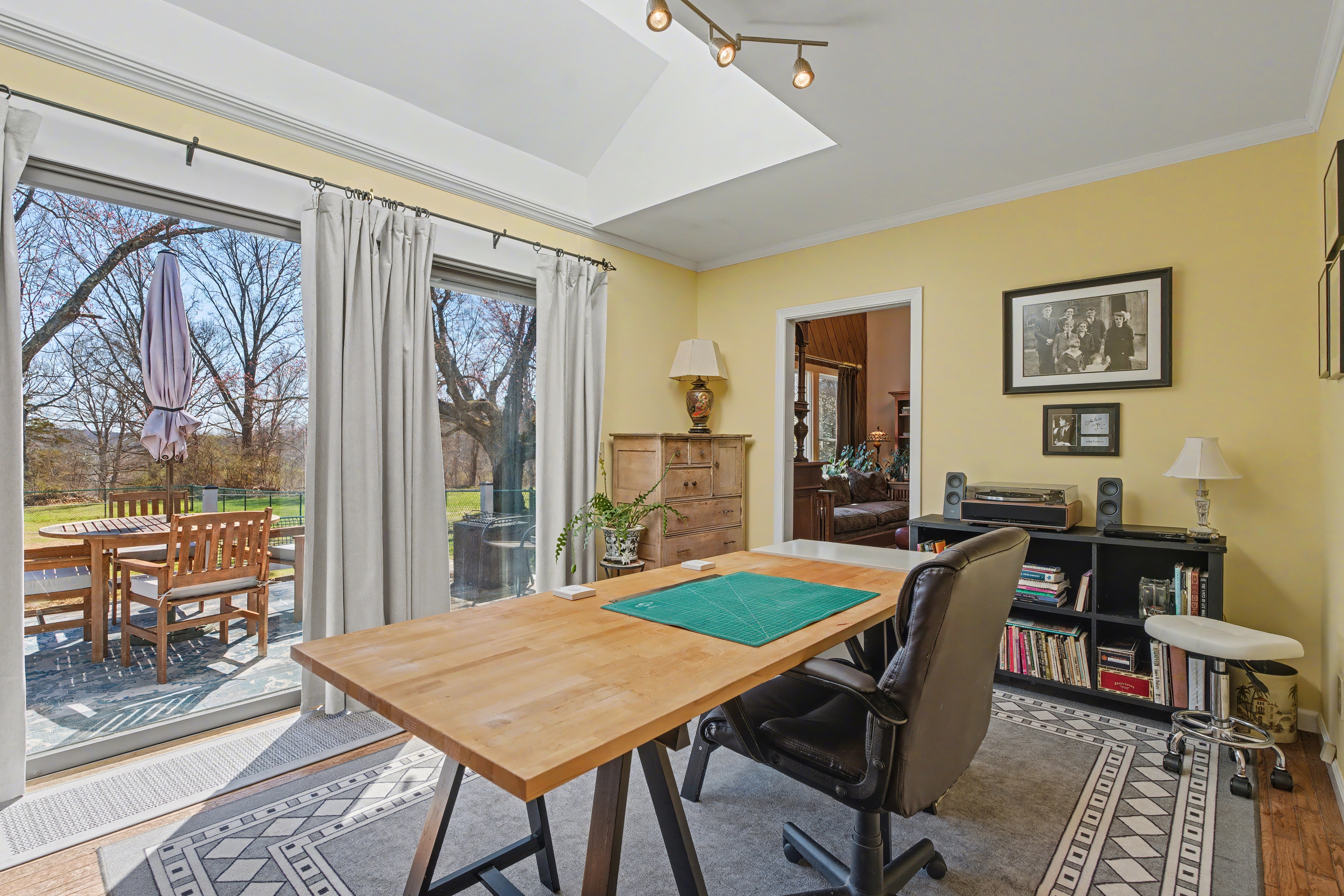  Spacious Main House and Separate Guest Home on 3.64 Acres - 物件實景