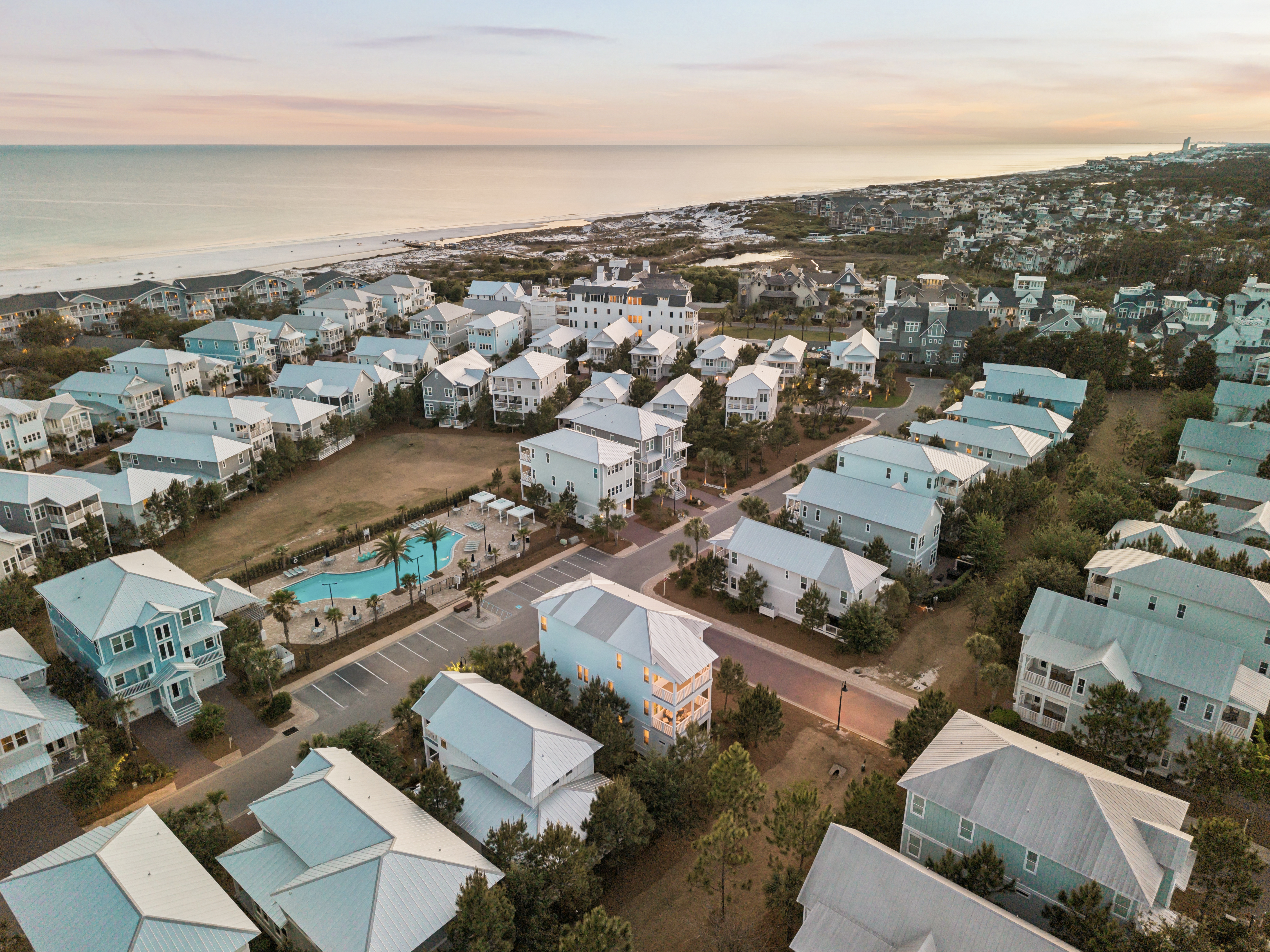 Spacious 3-Level Home With Elevator & Steps to Community Pool - 物件實景