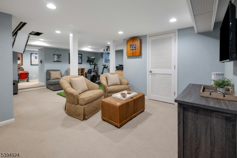 Verona Twp., New Jersey, 07044, United States, 4 Bedrooms Bedrooms, ,3 BathroomsBathrooms,Residential,For Sale,1992064