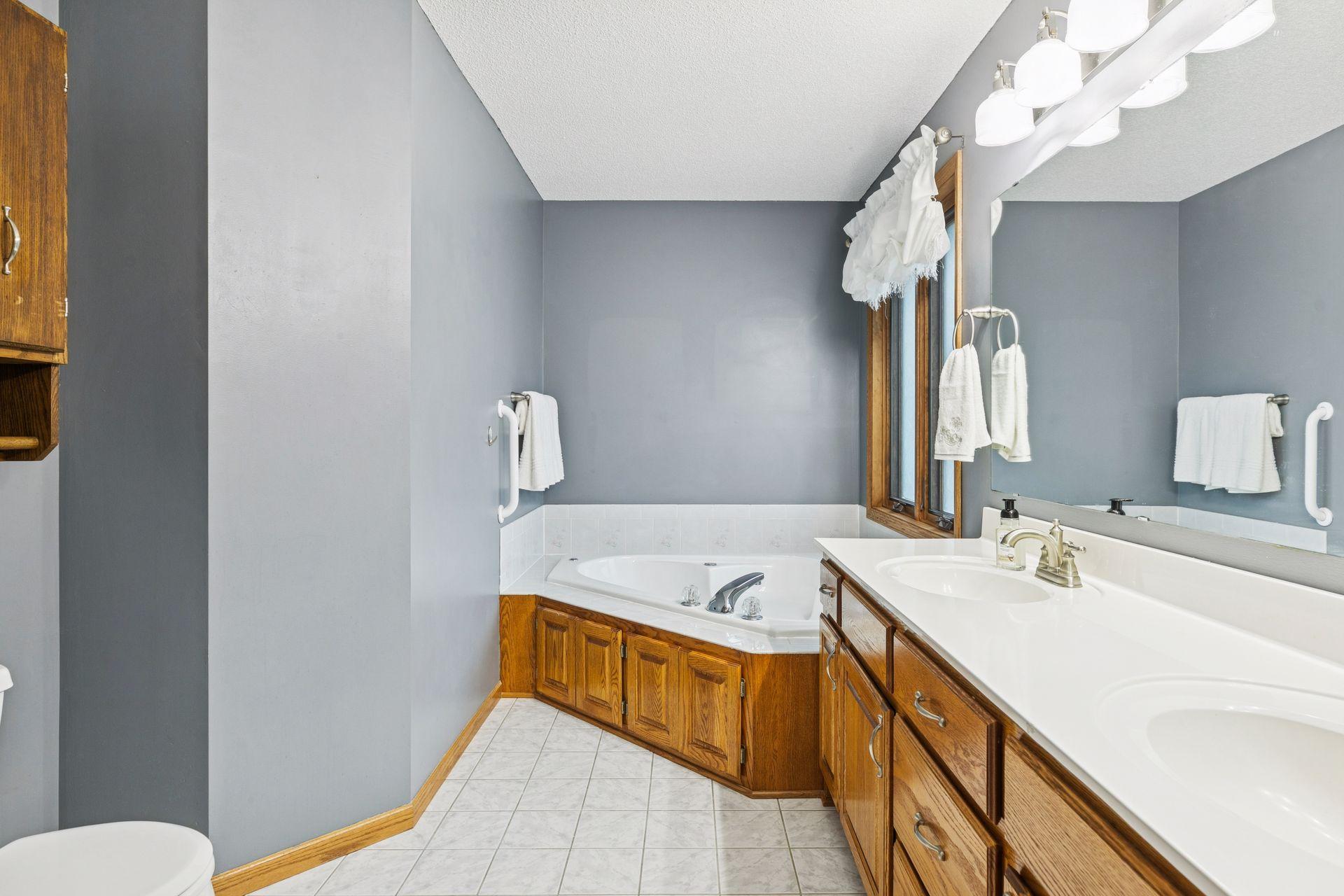 Woodbury, Minnesota, 55129, United States, 5 Bedrooms Bedrooms, ,3 BathroomsBathrooms,Residential,For Sale,1998443