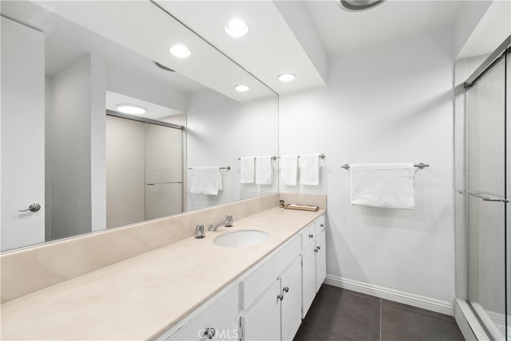 Beverly Hills, California, 90212, United States, 2 Bedrooms Bedrooms, ,2 BathroomsBathrooms,Residential,For Sale,1912615