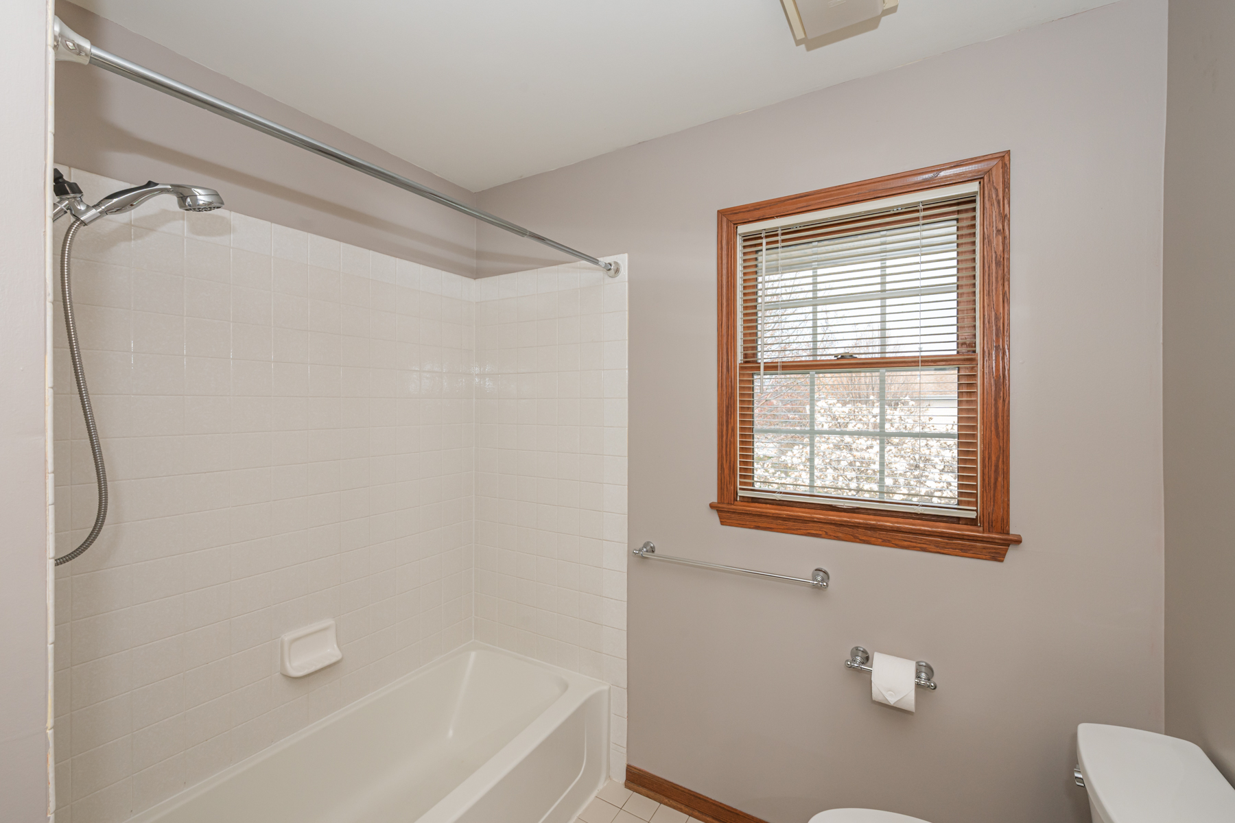  Beautifully Maintained Storybook Home - 物件實景