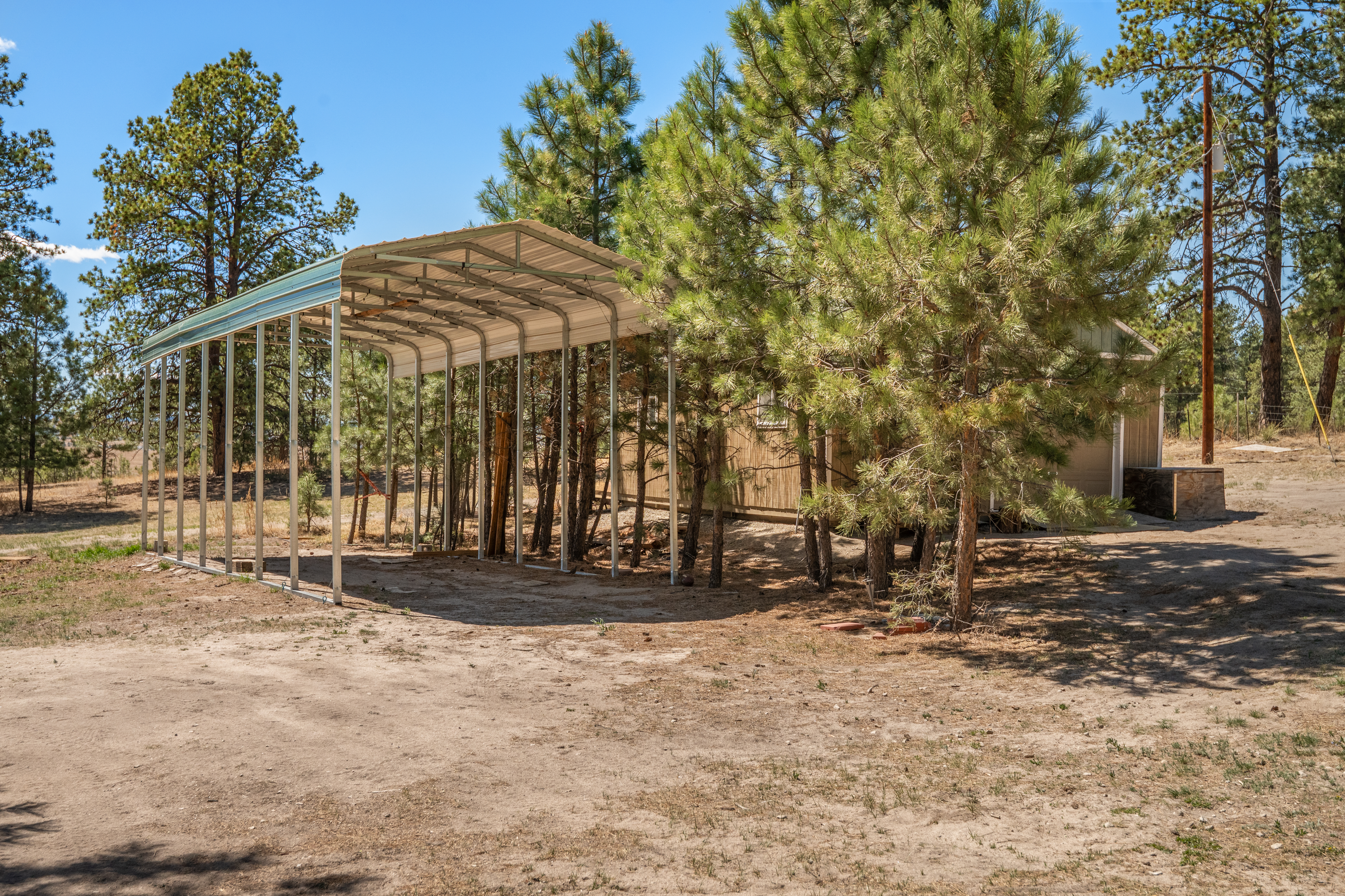  Set behind a gated entry on two and a half wooded acres - 物件實景