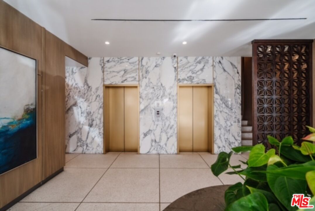 West Hollywood, California, 90069, United States, 1 Bedroom Bedrooms, ,1 BathroomBathrooms,Residential,For Sale,1891837