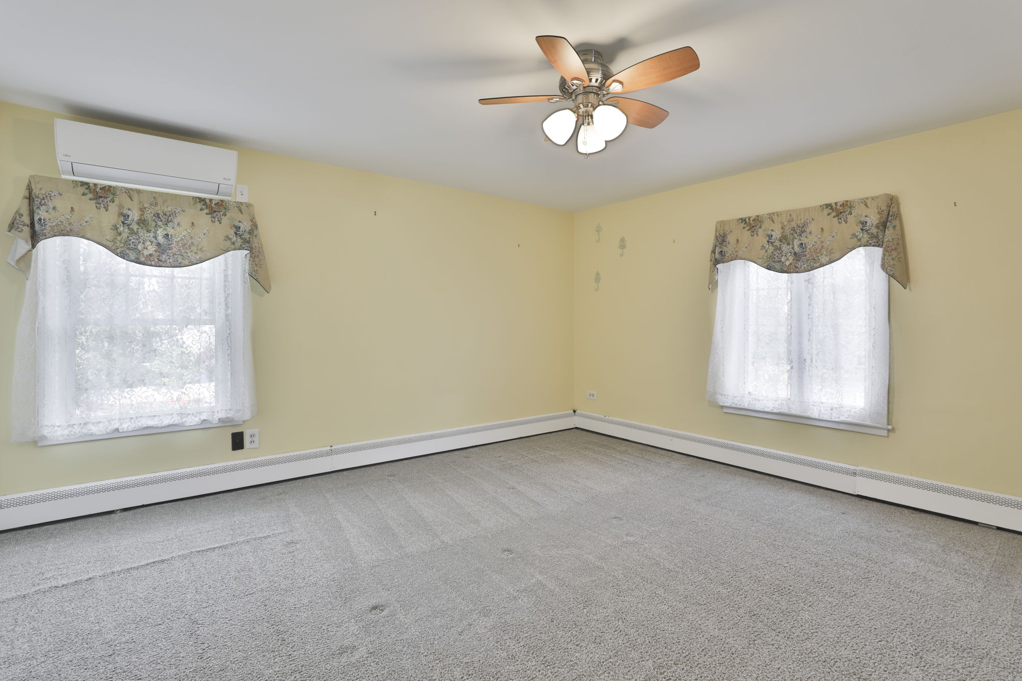 Manchester, New Hampshire, 03104, United States, 3 Bedrooms Bedrooms, ,2 BathroomsBathrooms,Residential,For Sale,1975563