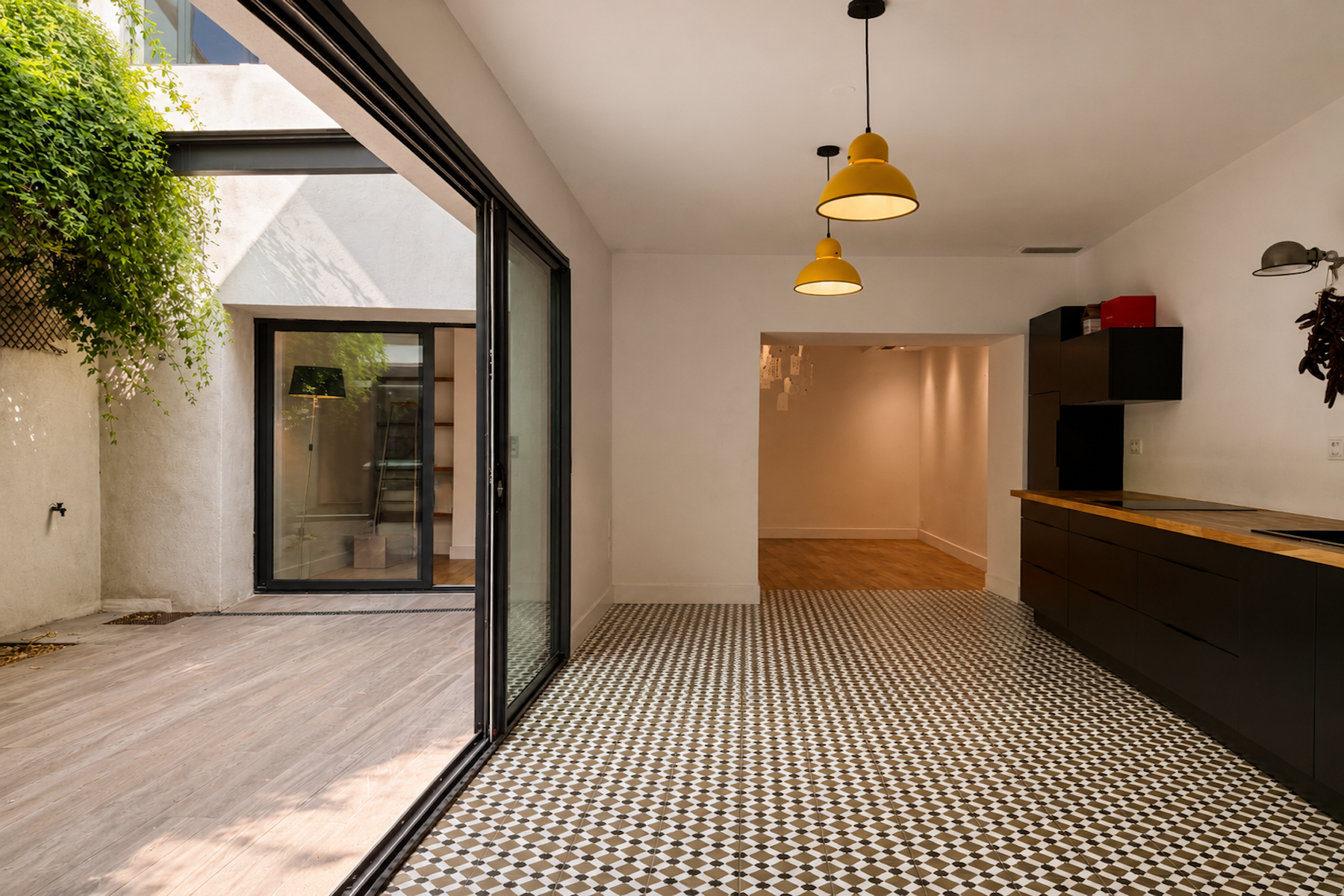  NÎMES CITY CENTRE ELEGANTLY RENOVATED TOWNHOUSE WITH GARAGE, PRIVATE COURTYARD … - 物件實景